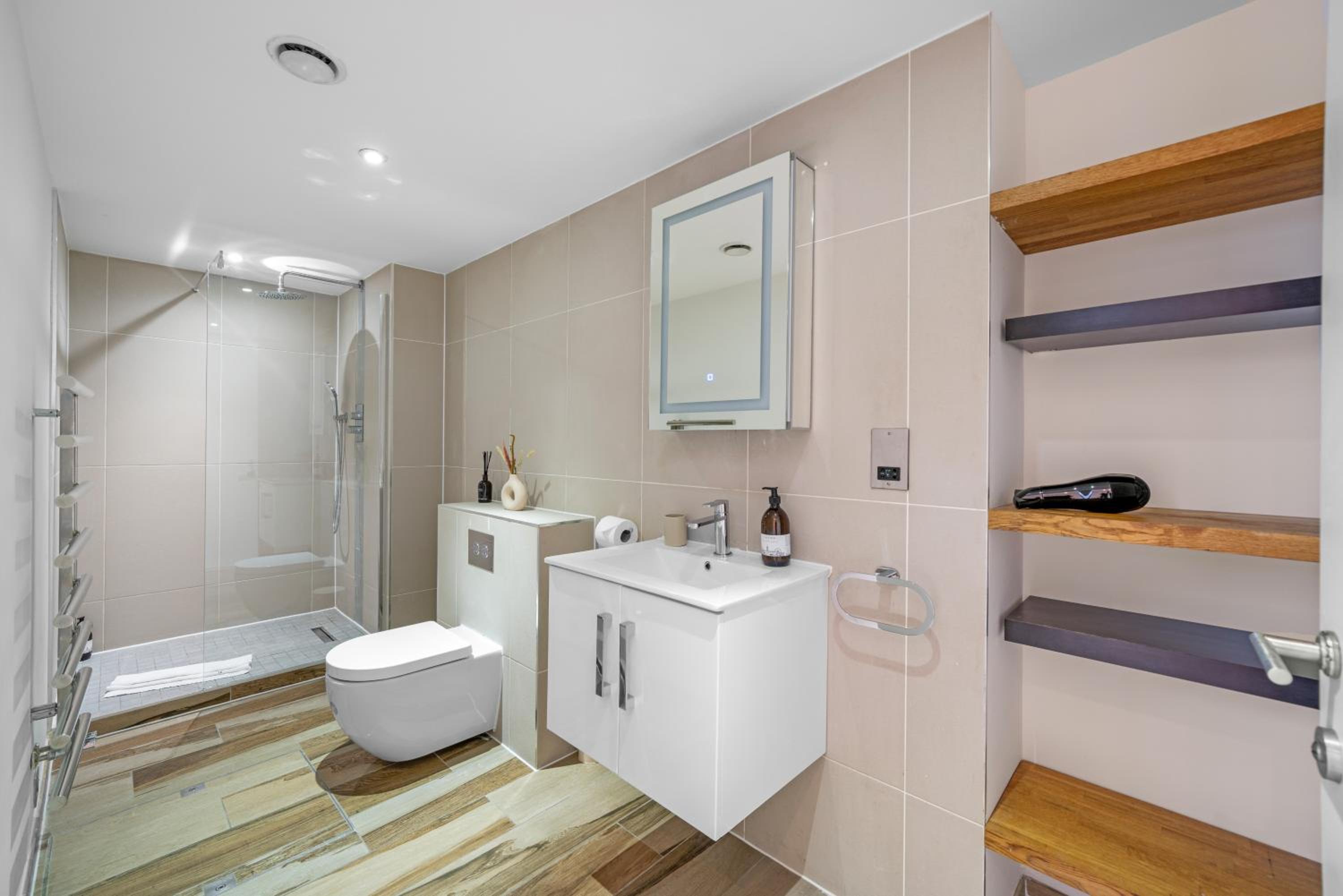 JOIVY Stylish 3 bed, 3 bath house with private courtyard in Chelsea