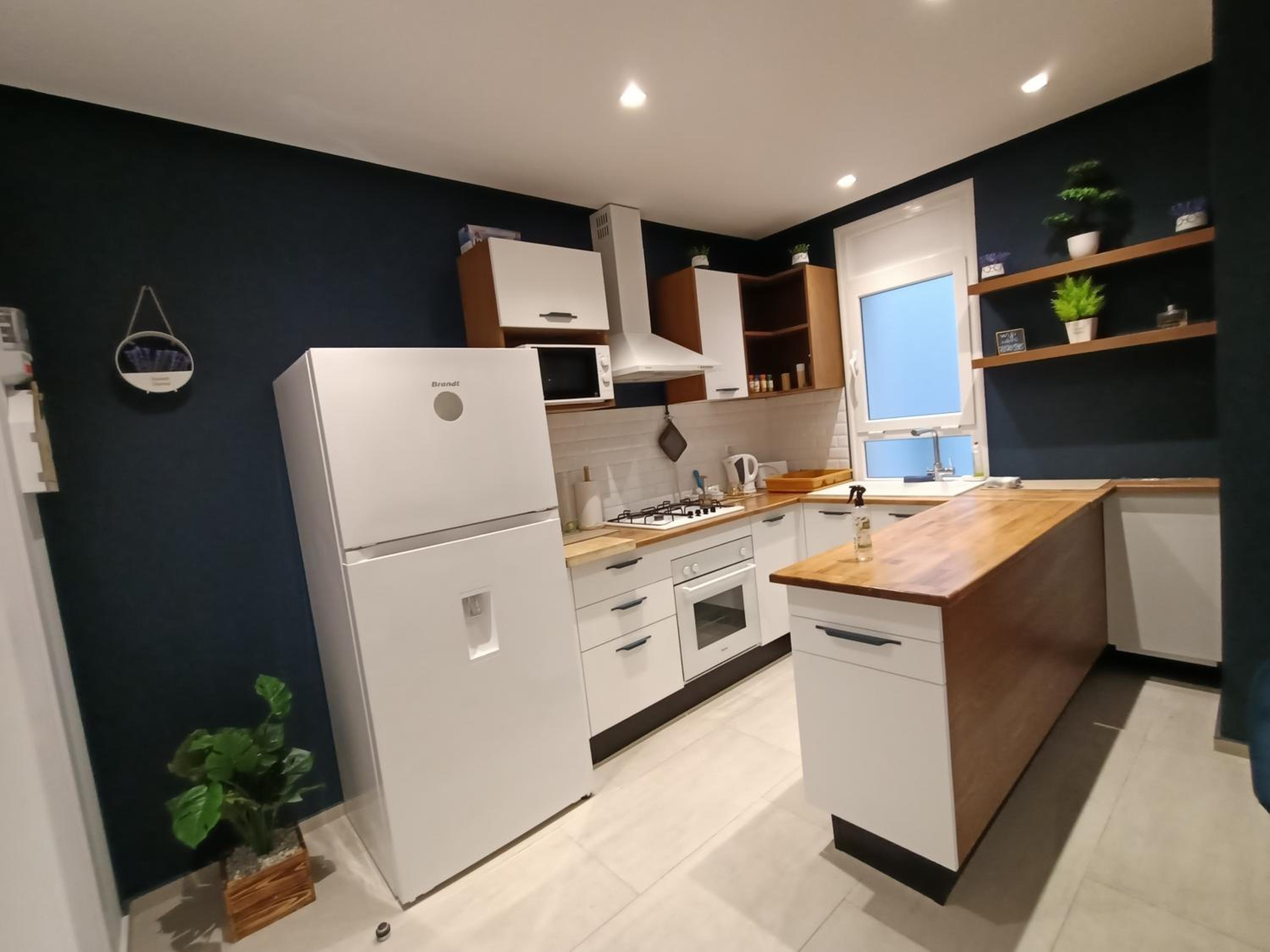 Lovely 1-Bed Apartment in lac1 Tunis view 3