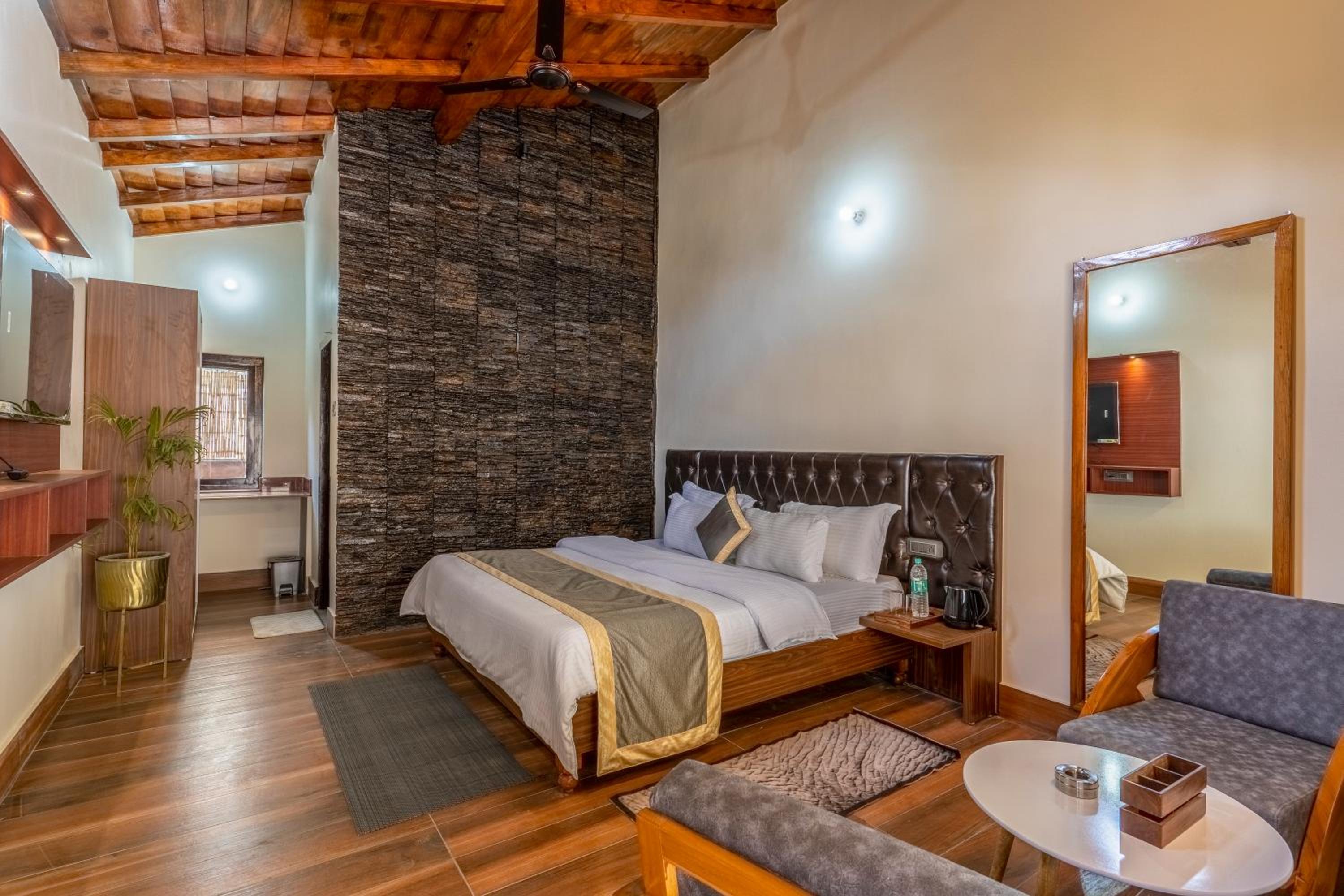 SaffronStays Kurmavana, Bhimtal - luxury cottage with pool and lawn - All clear roads view 5