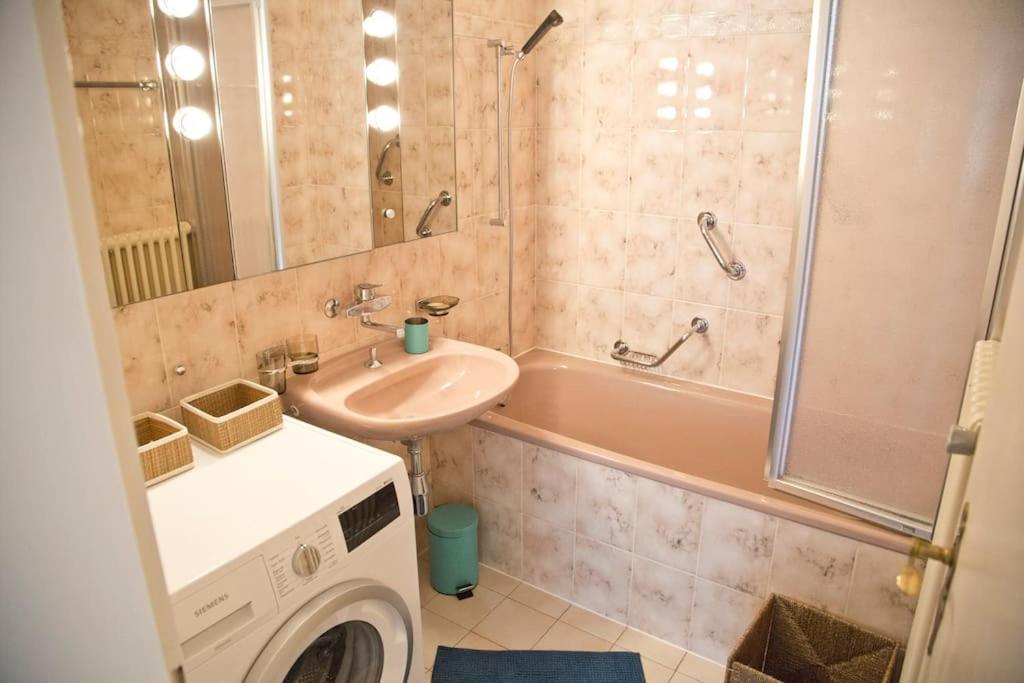 Lake View - Appt Central 2 Bedroom, 1 Bath