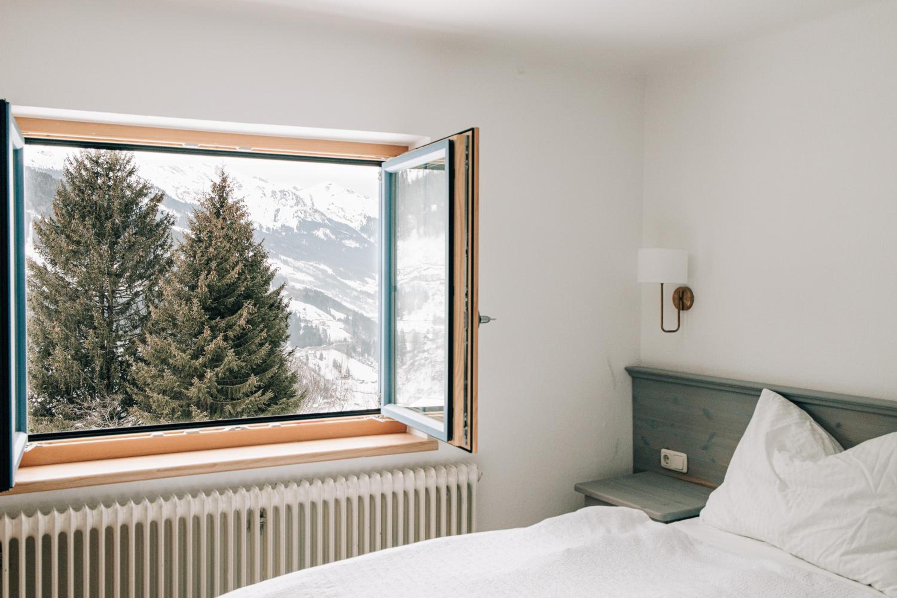 Charming chalet with sauna + views!
