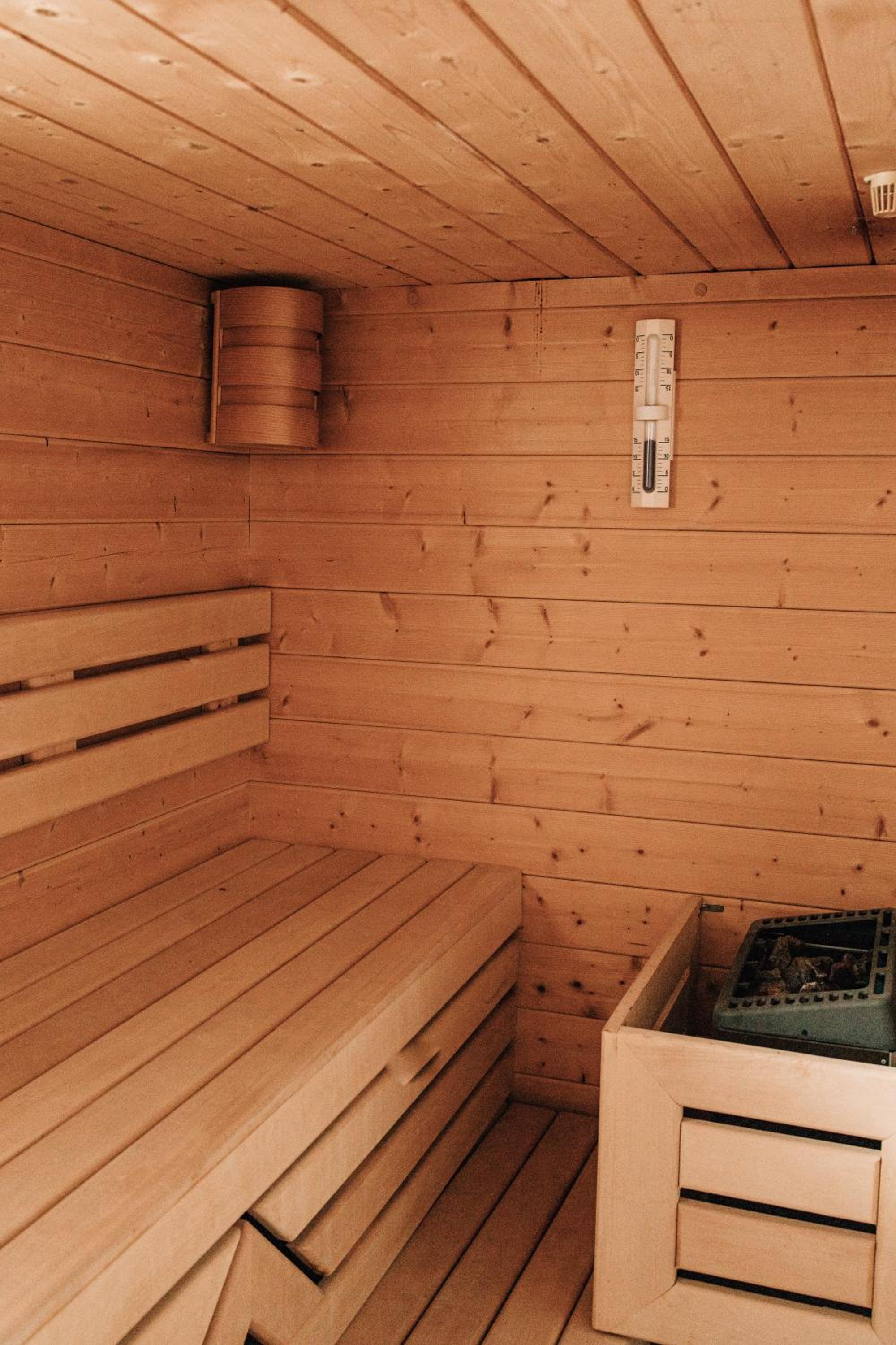 Charming chalet with sauna + views!