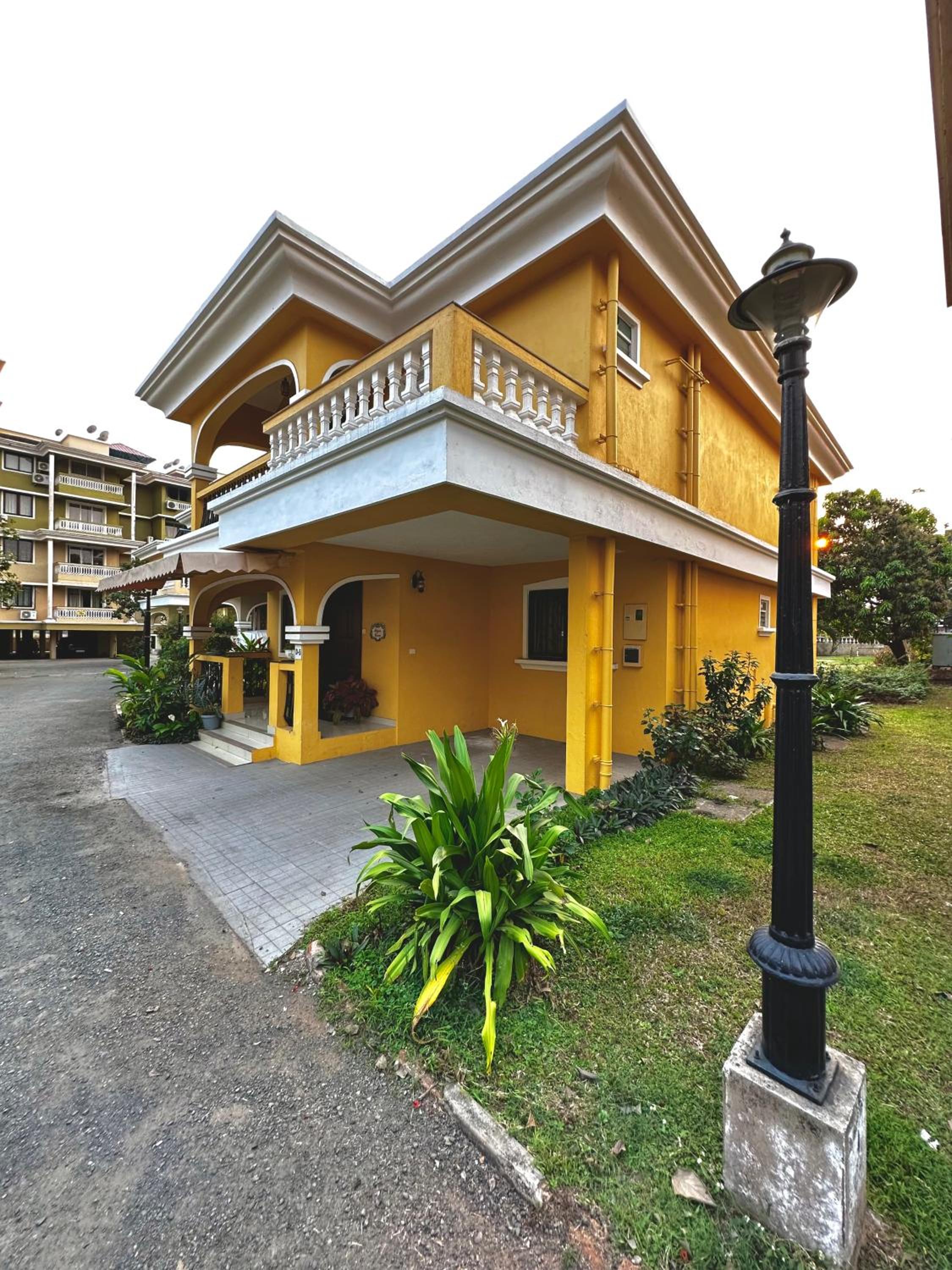 Luxurious 3-bedroom bungalow by the beach view 3