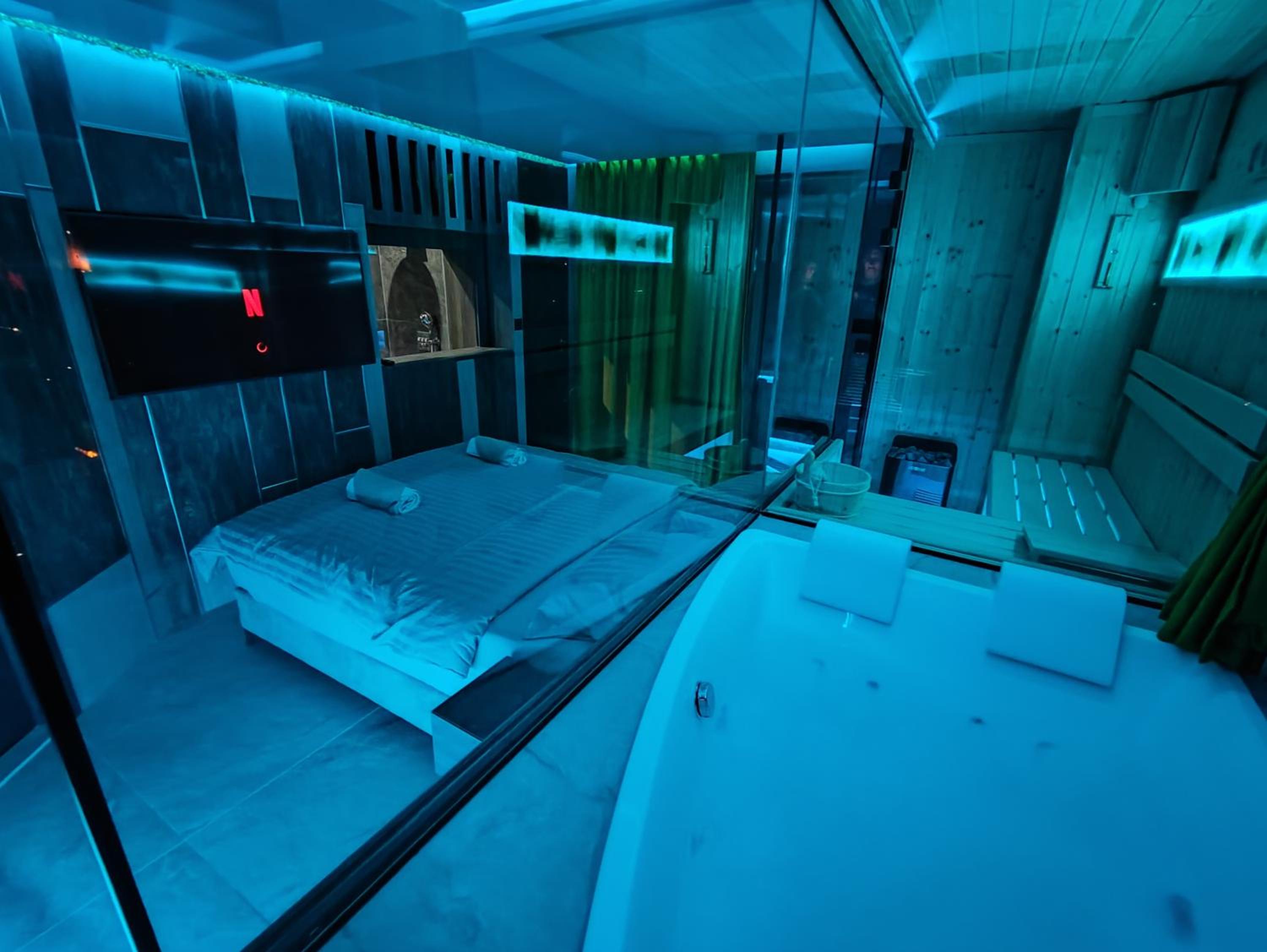 Smart Luxury Penthouse Suites - Private Sauna, Hot-Tub, Home Cinema at the best Location in Skopje