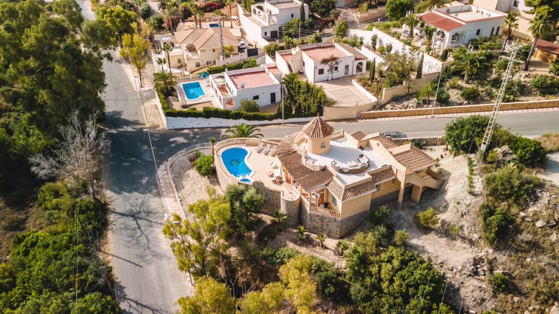 Roca de Leones by United Renters view 2