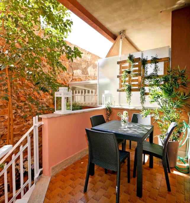 Charming Patio Apartment Trastevere