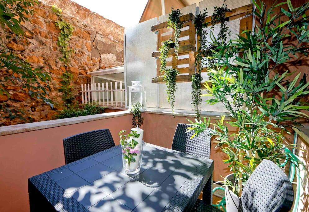 Charming Patio Apartment Trastevere