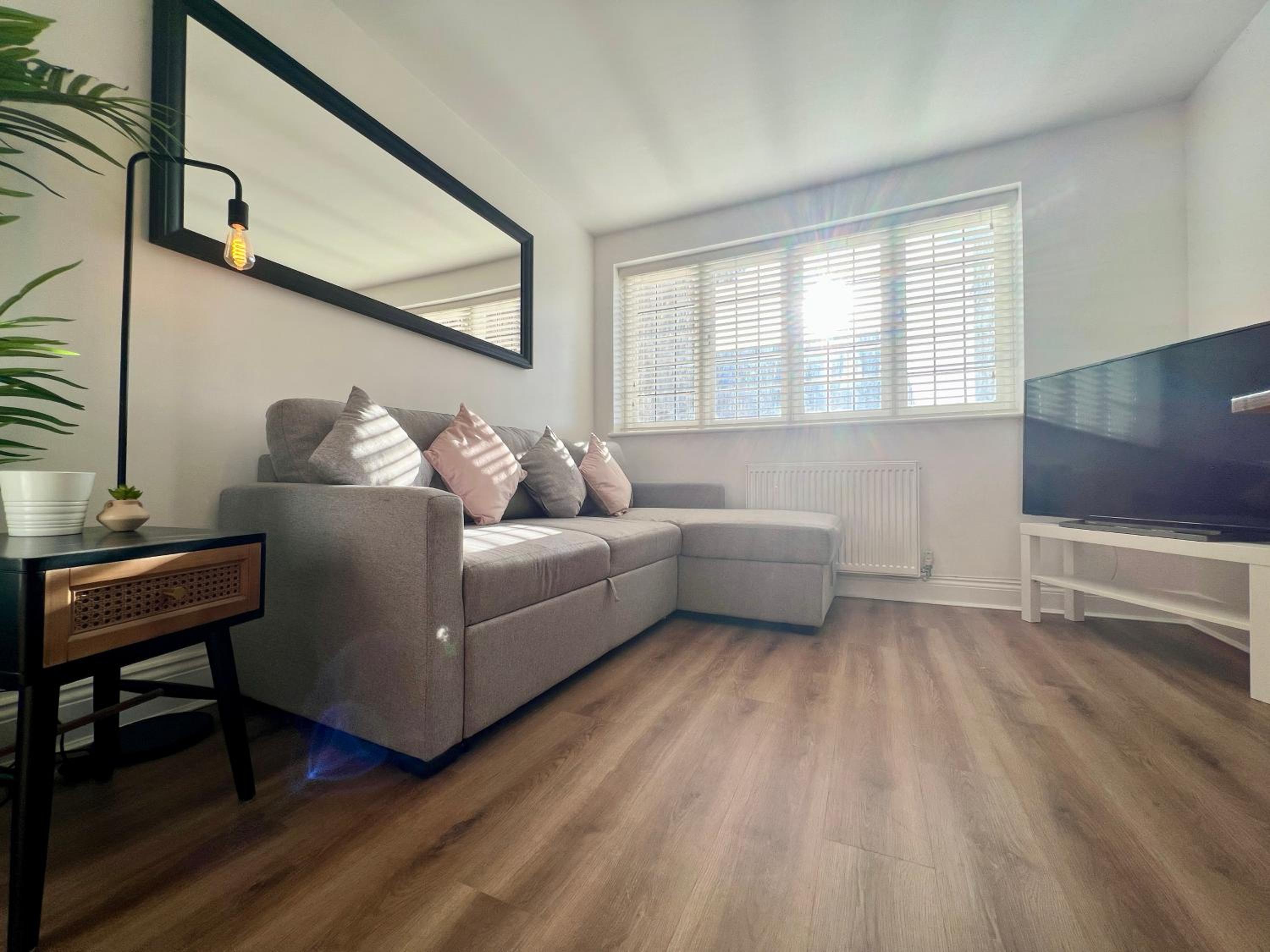 Cosy 2 Bed Apartment Minutes From Bournemouth Beach & Town view 3