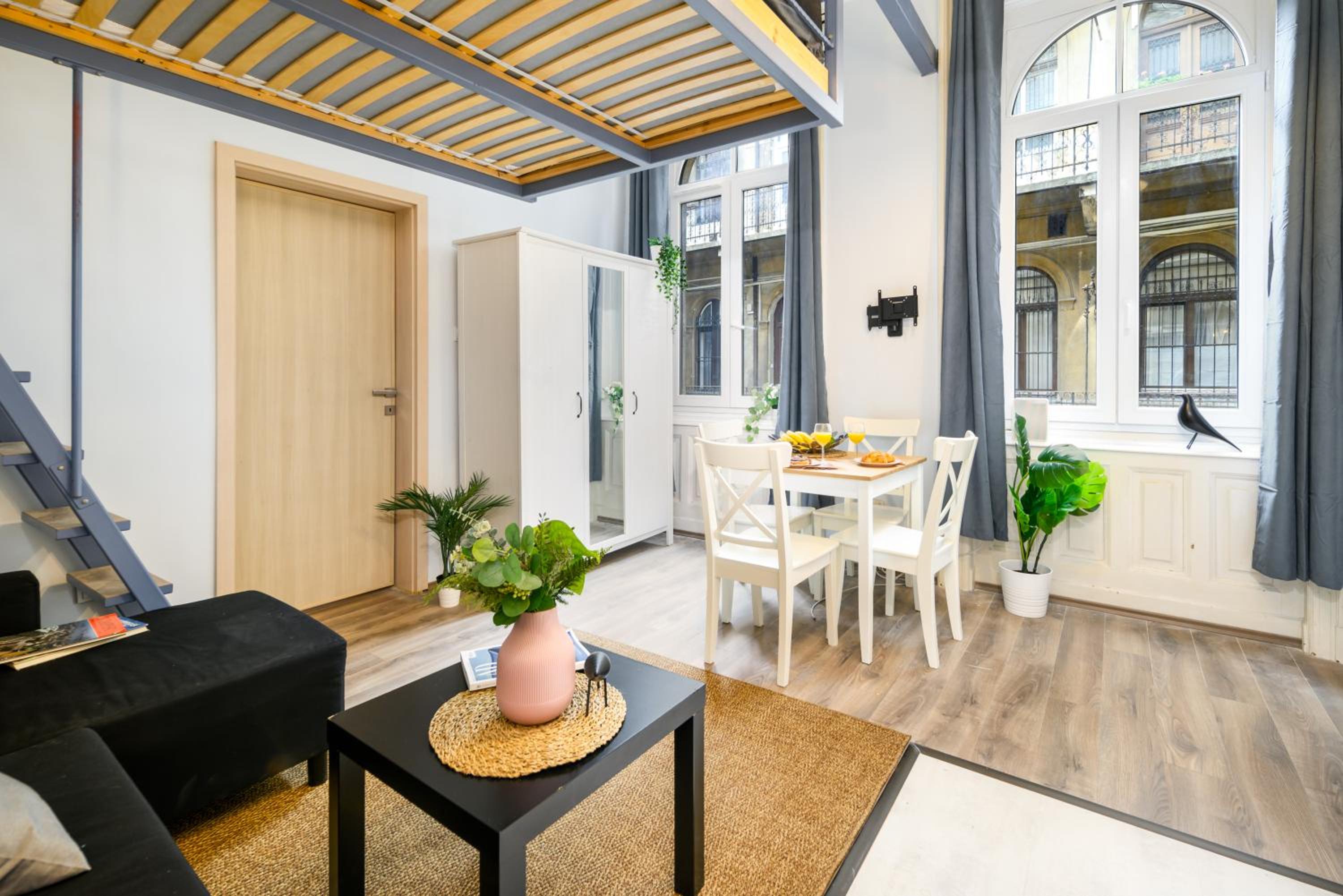 Avenue Loft Apartments J52 view 2
