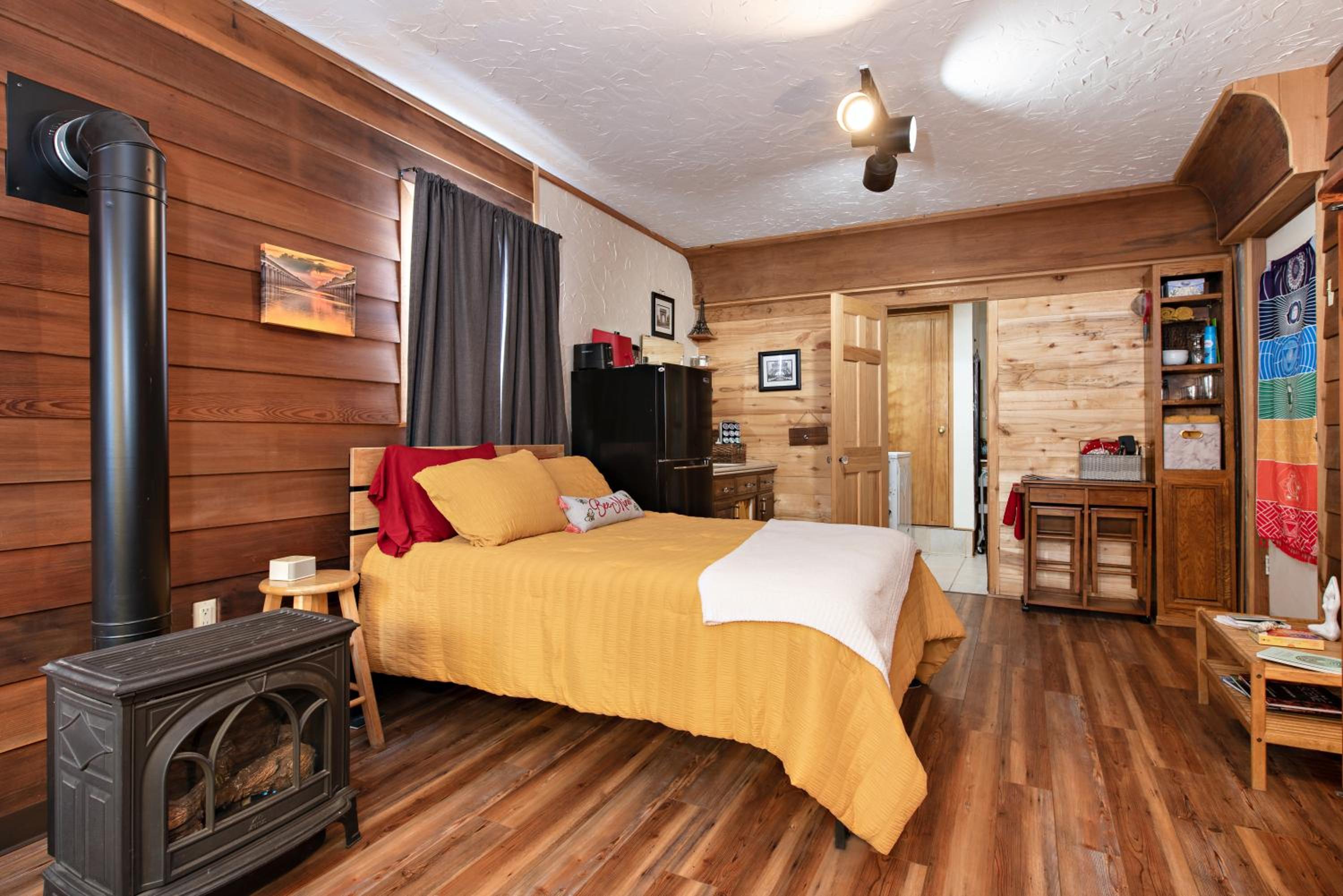 Wanderer Studio, AN OFF GRID MOUNTAIN Guest Studio With Fantastic Views