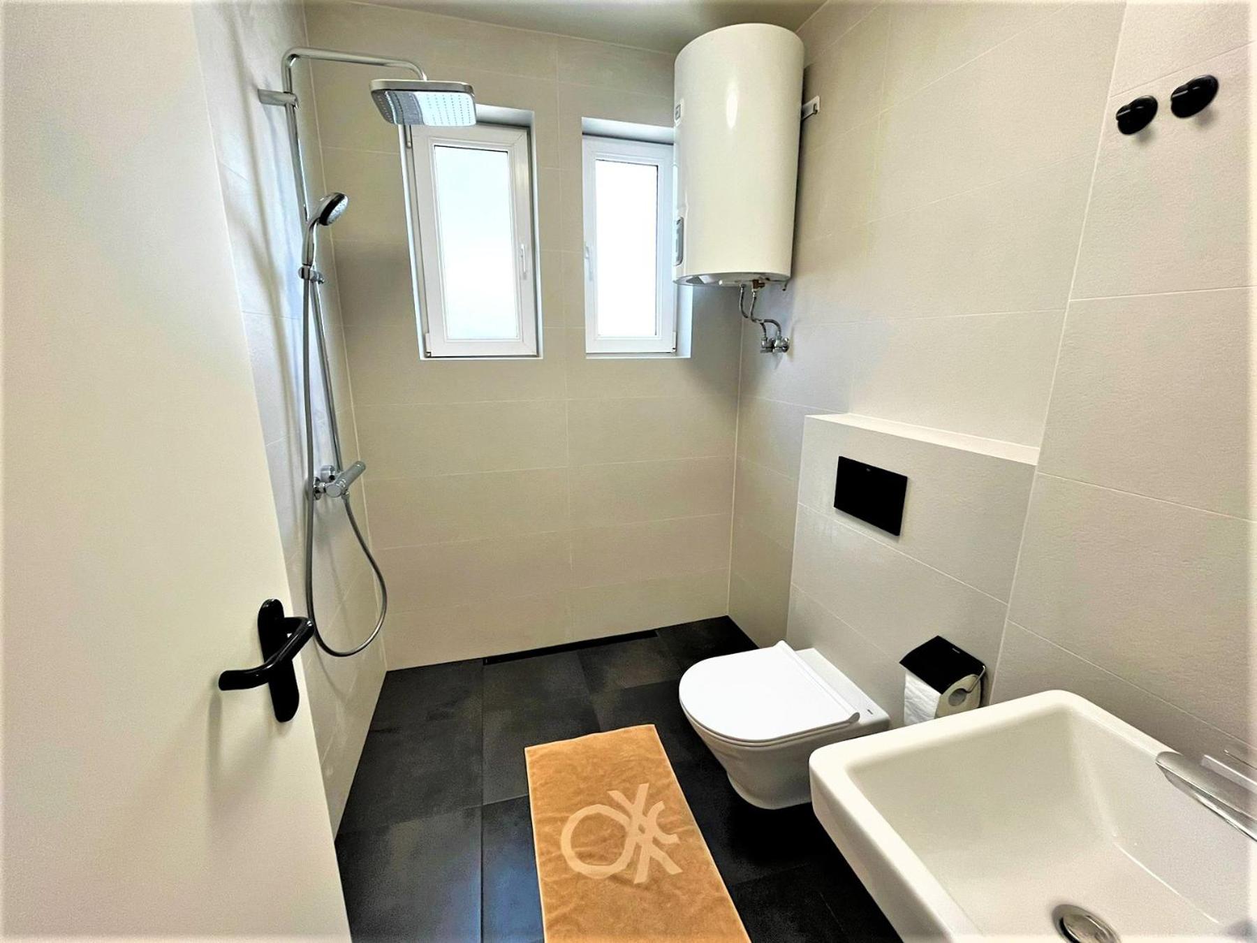 Bravo 5 Holiday Home
