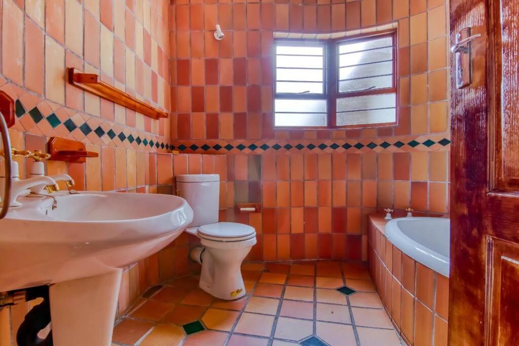 Charming Country Villa Sandton with Back Up Power & Water