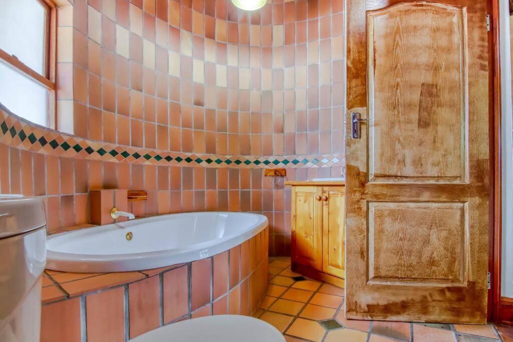 Charming Country Villa Sandton with Back Up Power & Water
