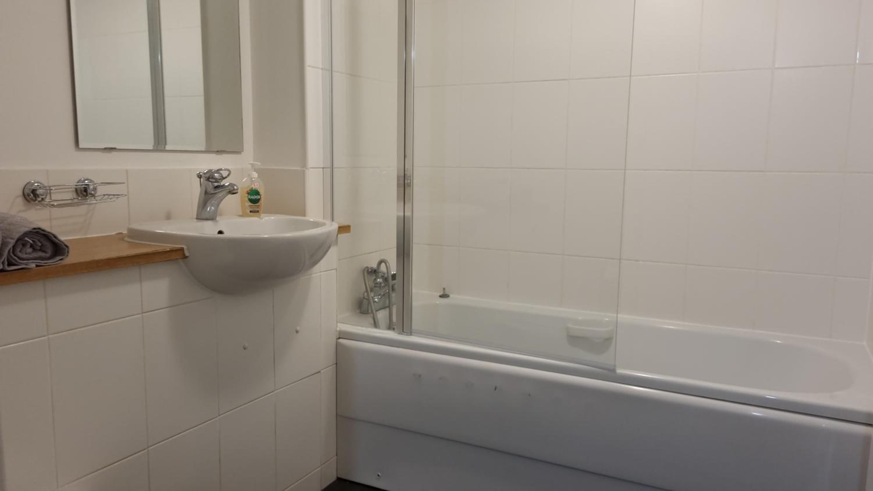 Spacious London apartment 5 min walk to Leytonstone Underground Station and 5 stops to zone 1