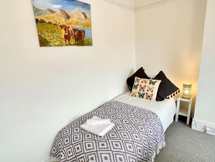 Portsmouth Charm Stylish 3 Bedroom Getaway view 3