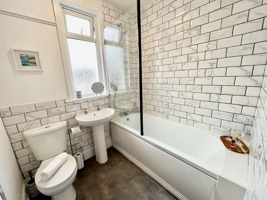 Portsmouth Charm Stylish 3 Bedroom Getaway view 4