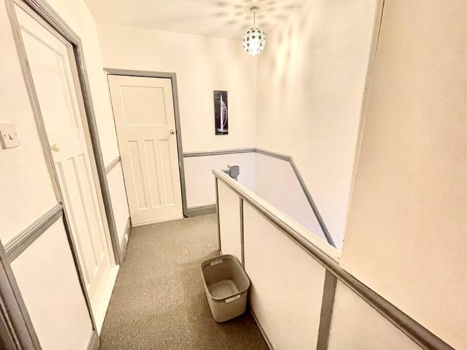 Portsmouth Charm Stylish 3 Bedroom Getaway view 5