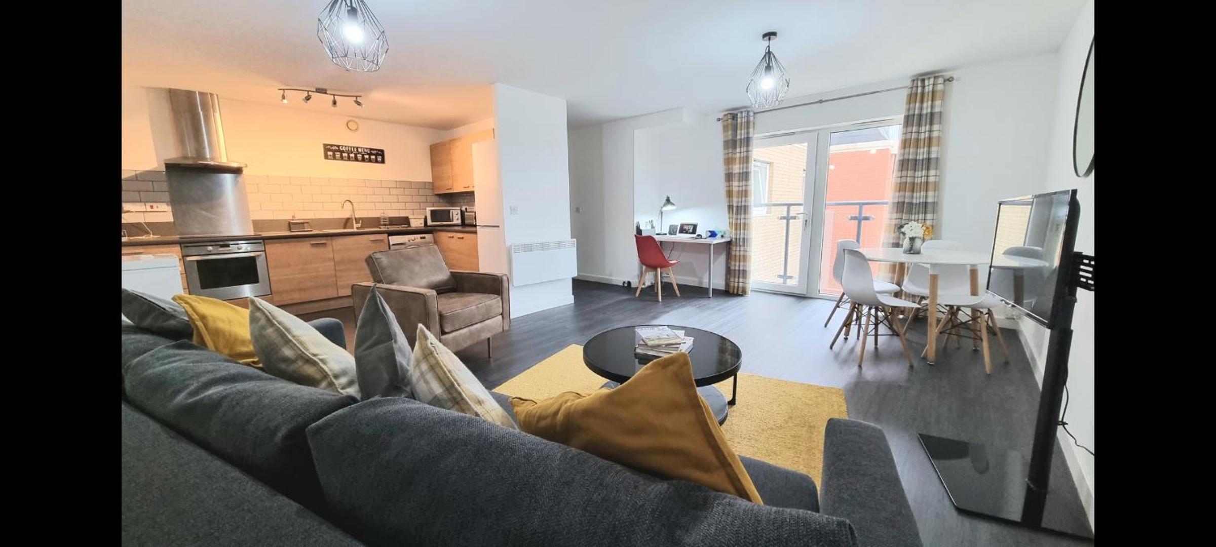 Spacious London apartment 5 min walk to Leytonstone Underground Station and 5 stops to zone 1