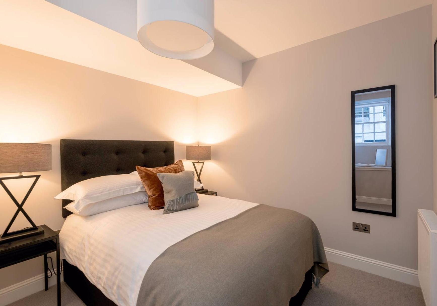 Luxury apartment, Stafford Street view 4