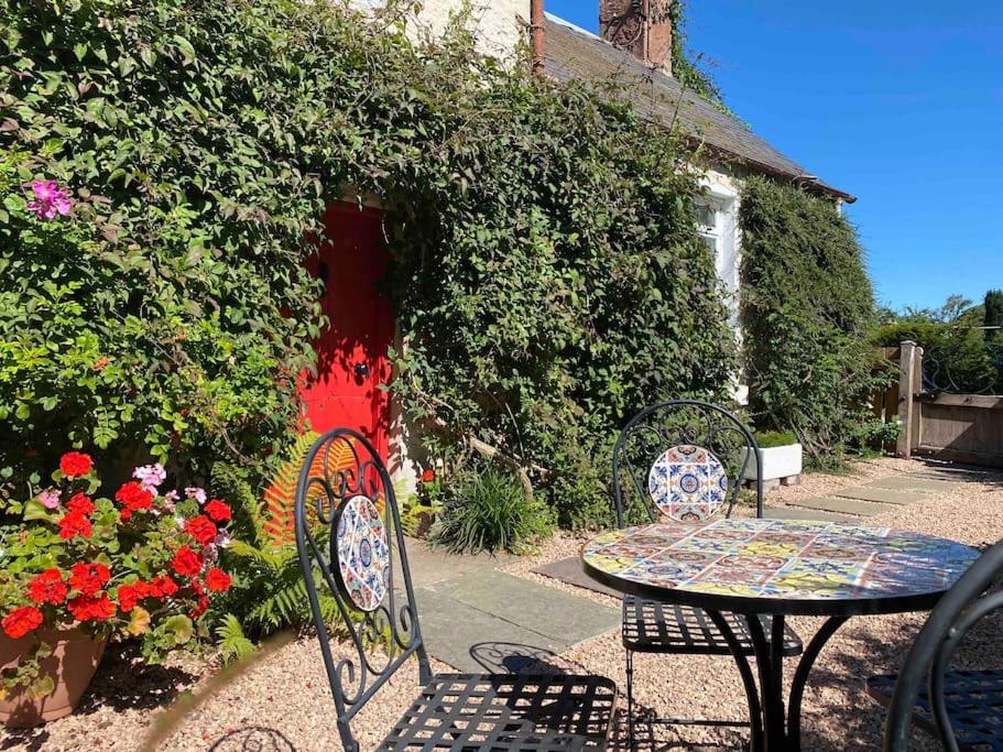 Charming, rustic & well equipped garden cottage view 4