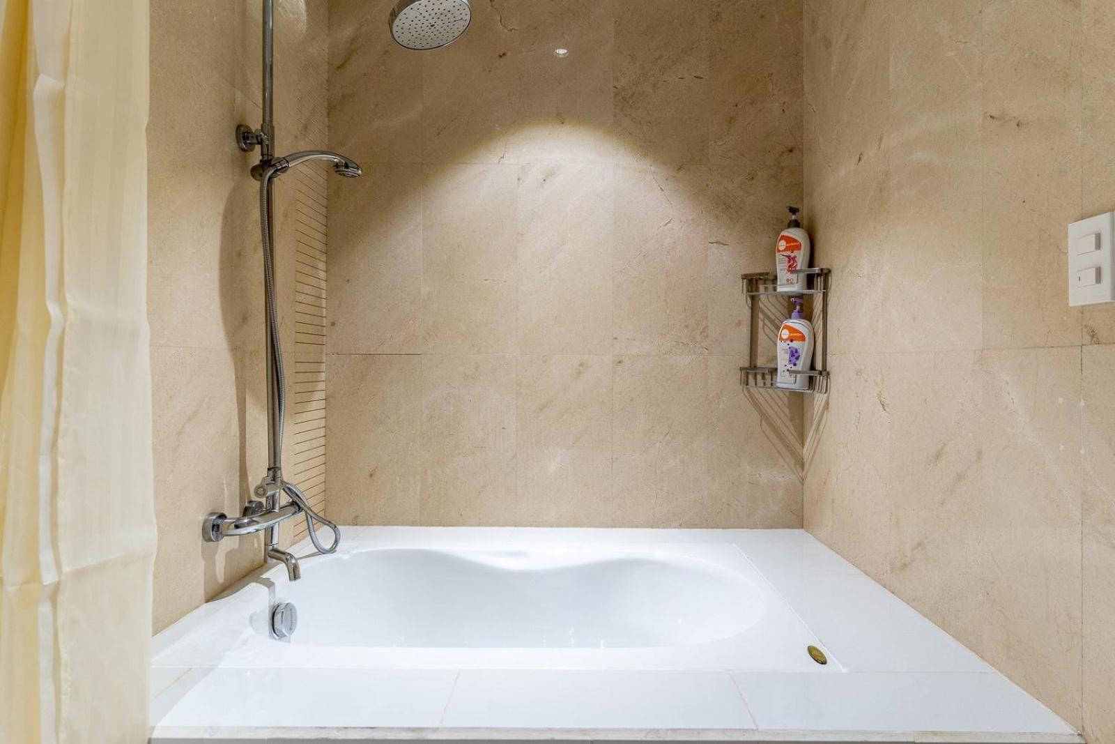 The Rixx Lancaster Apartment @ D1/ Netflix/bathtub