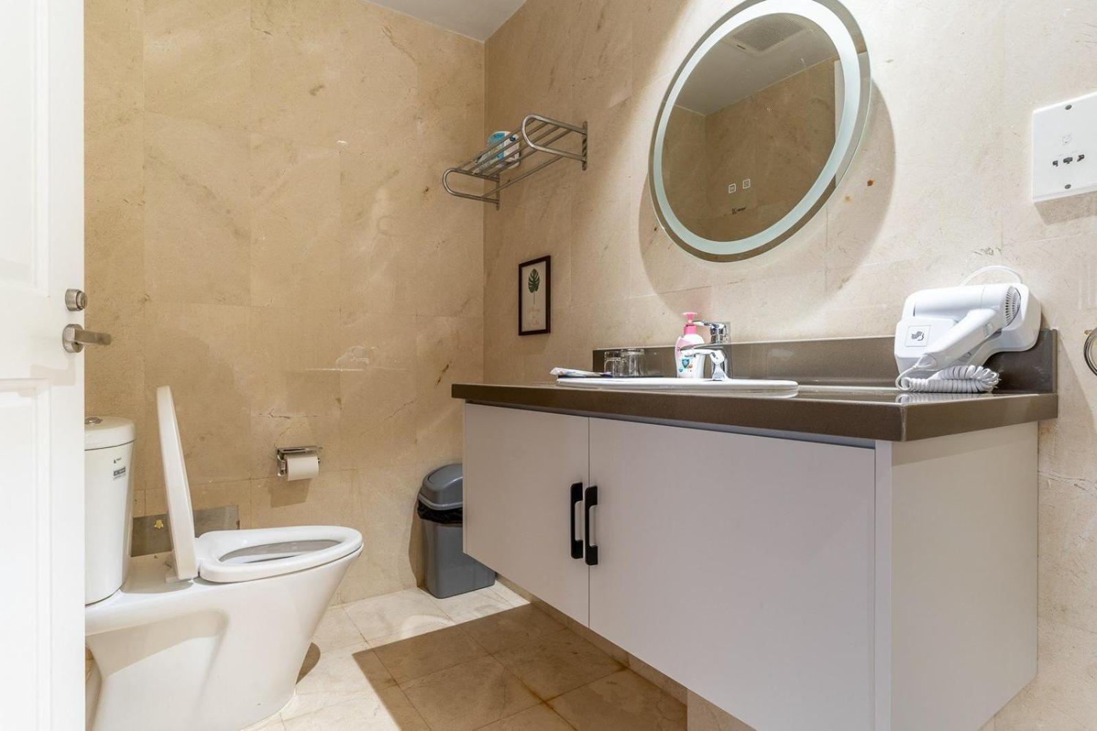 The Rixx Lancaster Apartment @ D1/ Netflix/bathtub