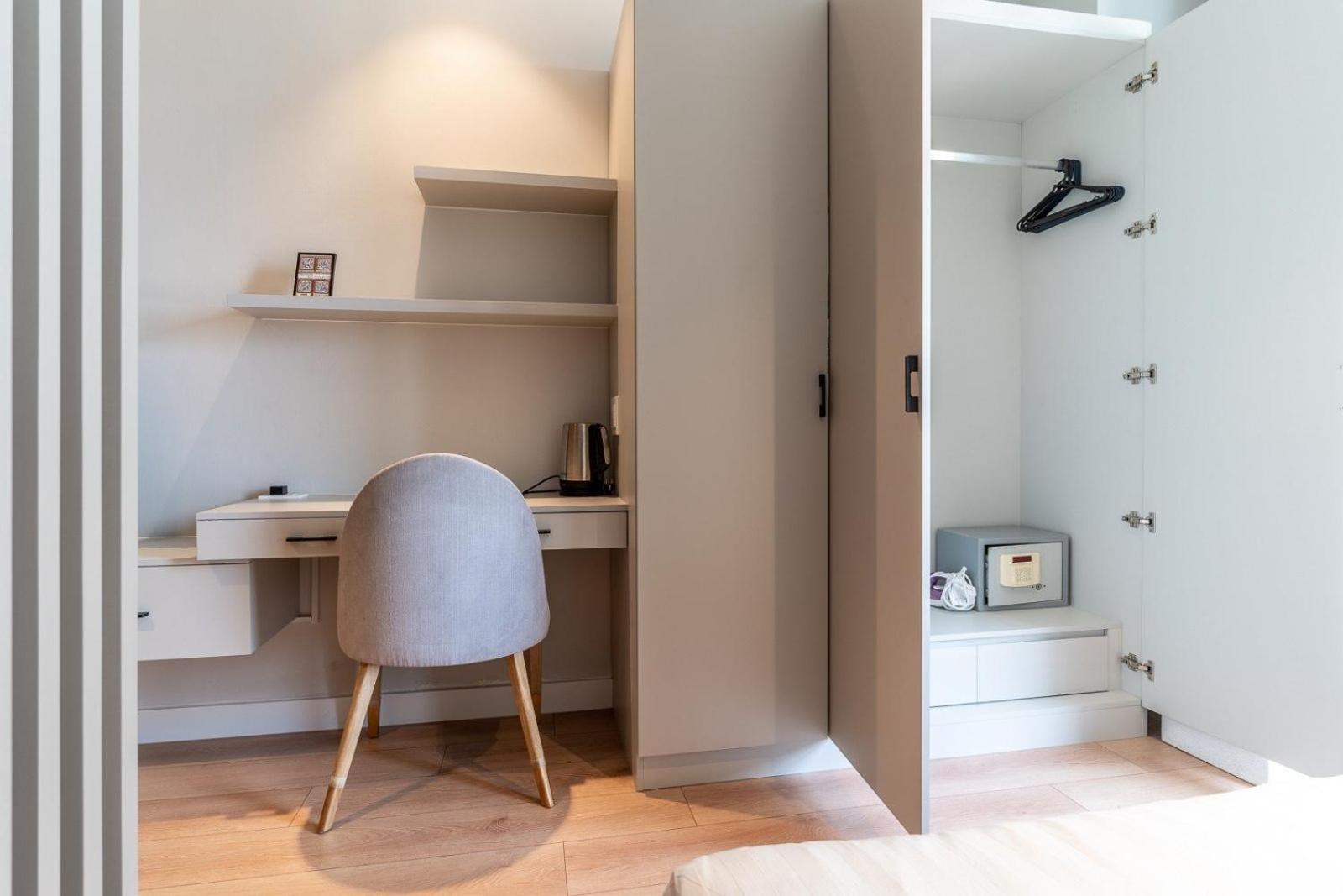 The Rixx Lancaster Apartment @ D1/ Netflix/bathtub