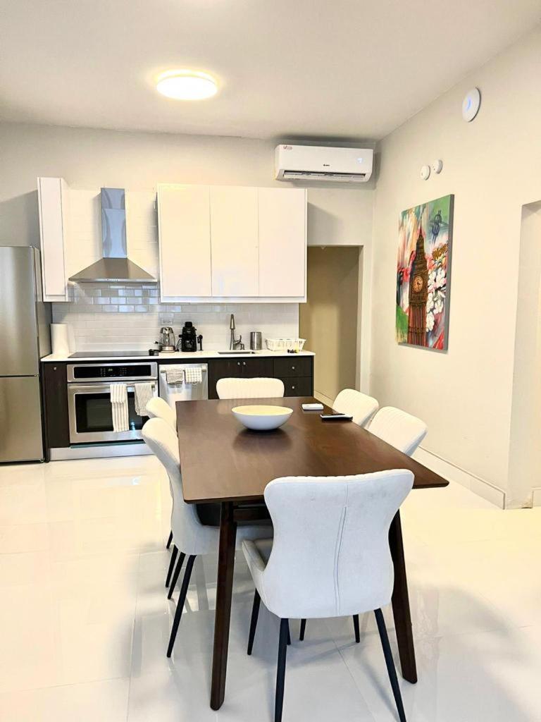 Luxurious Beachside 3-Br Apt view 2
