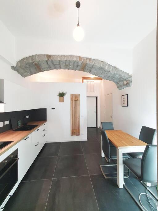 L'arco Trieste studio living 2 view 2