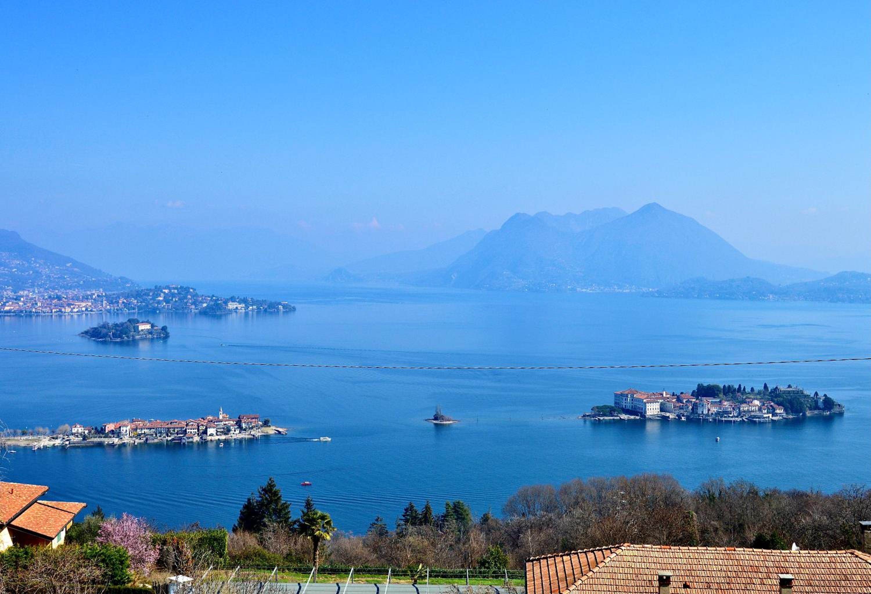 Il lago e la collina photo 2