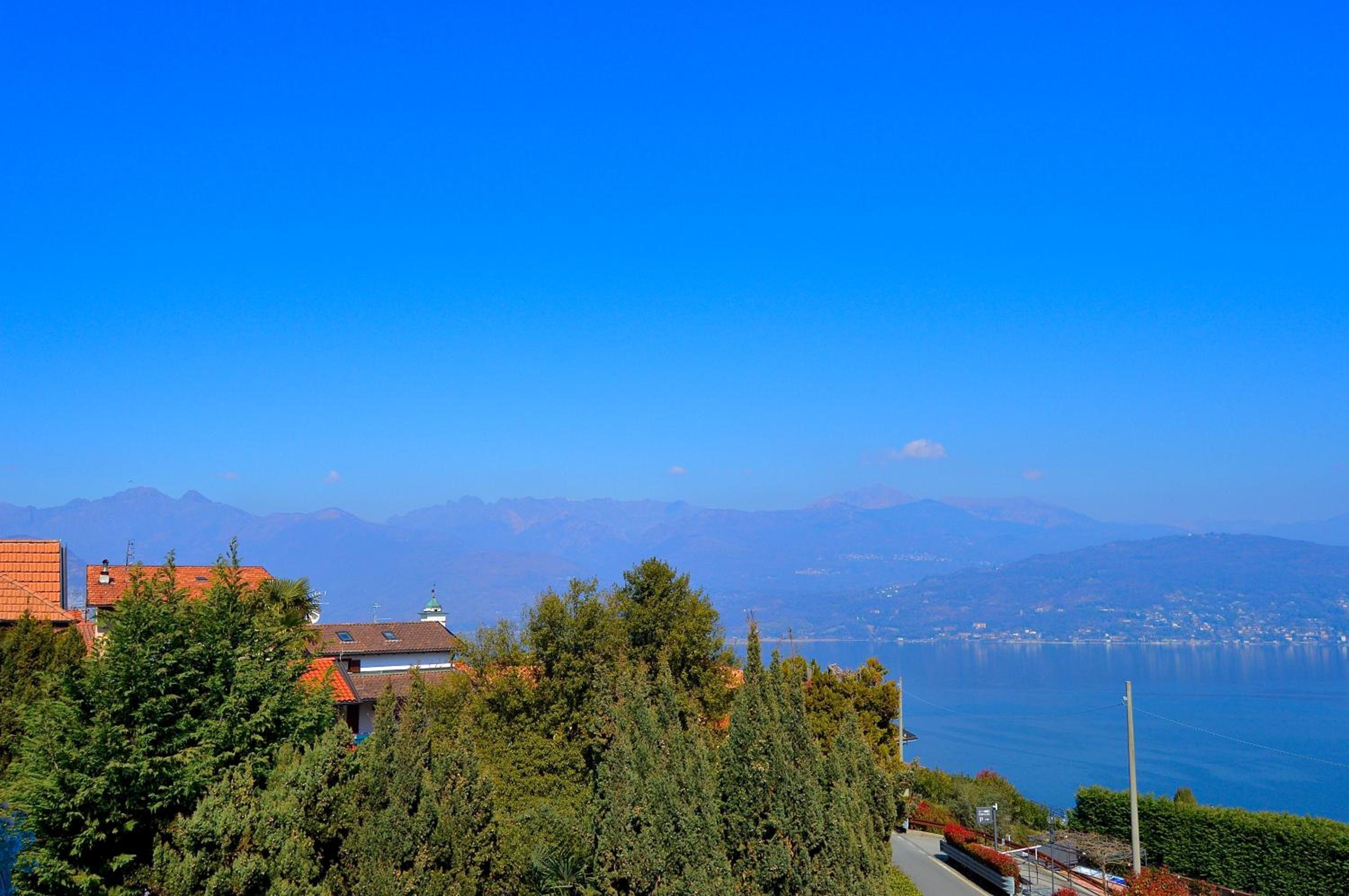 Il lago e la collina photo 3