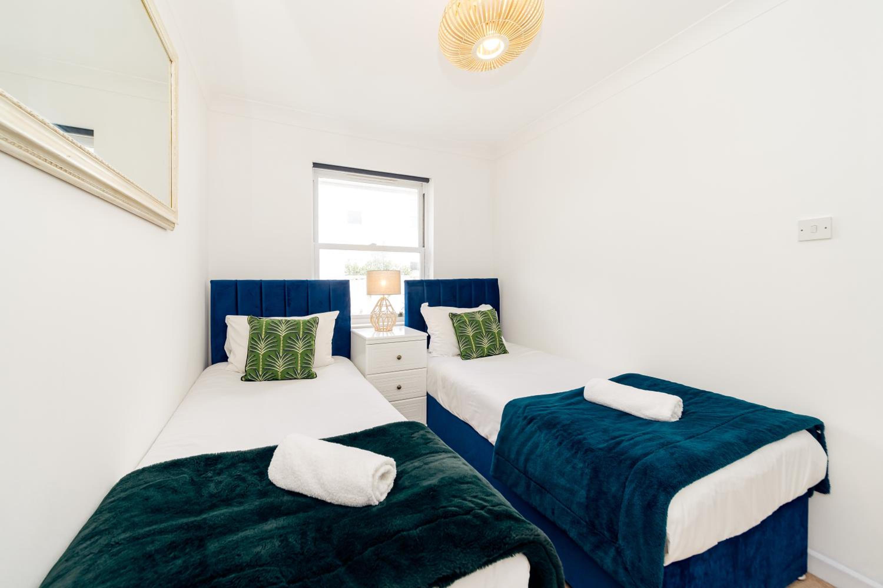 FLASH SALE Free Parking I Next to Brighton Beach I 2 Bedroom Mews House
