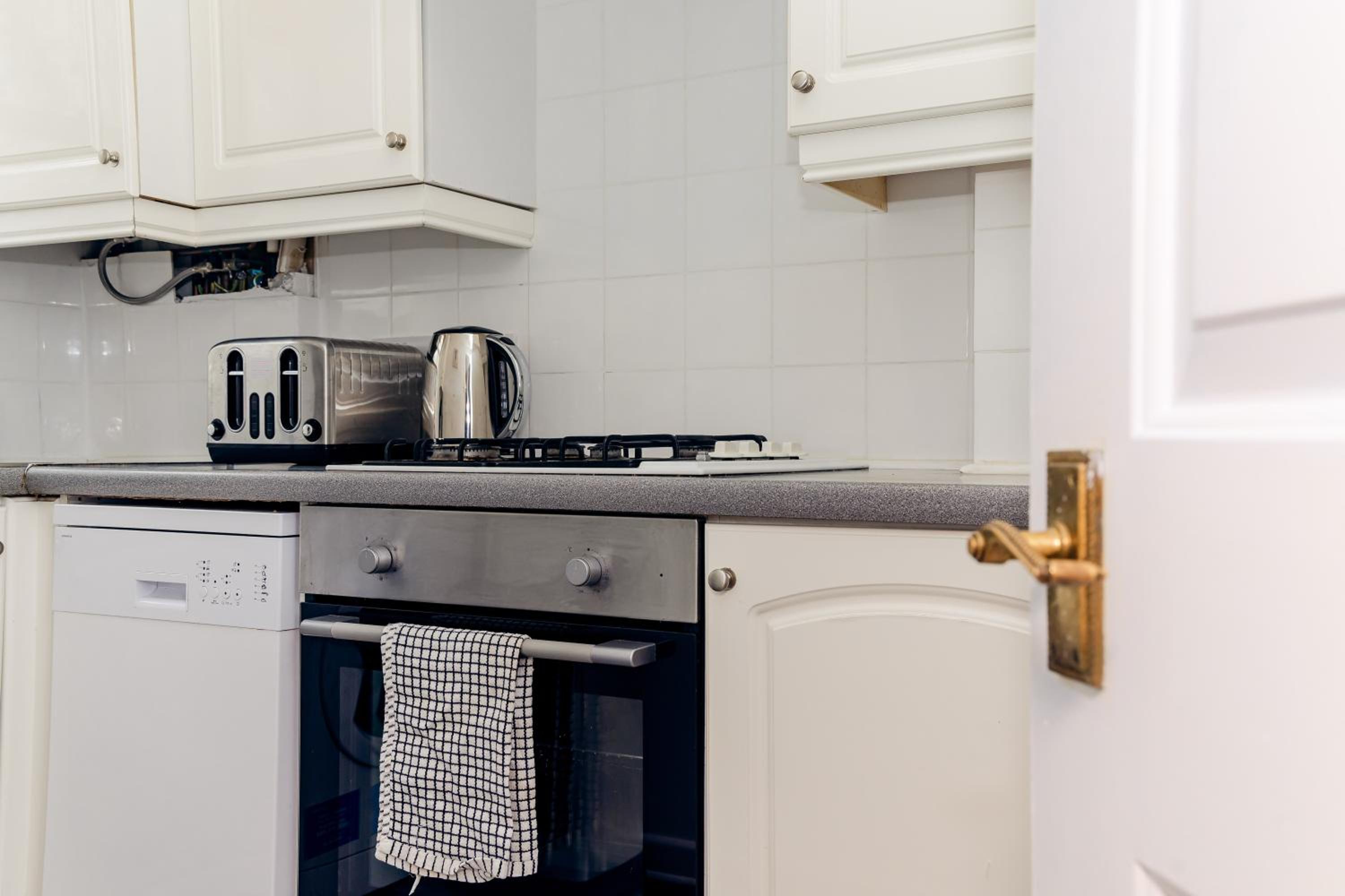 FLASH SALE Free Parking I Next to Brighton Beach I 2 Bedroom Mews House