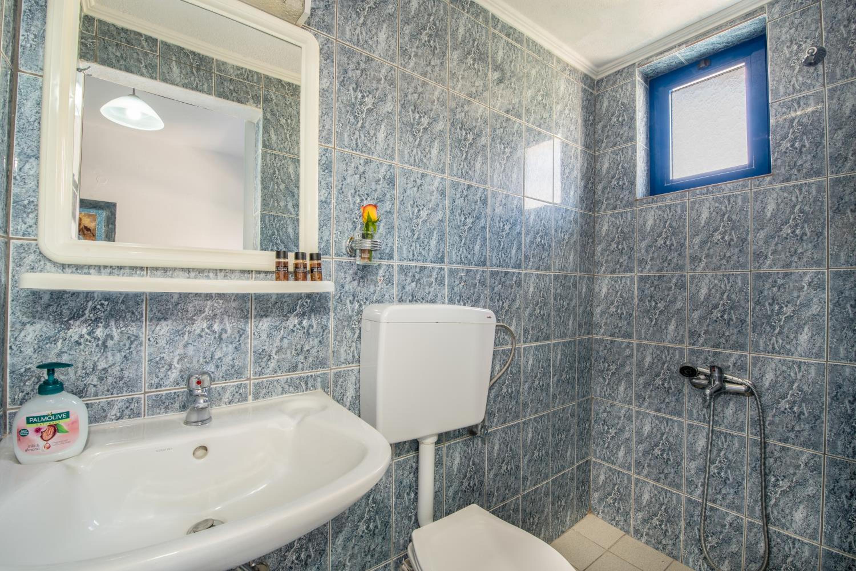Klima Rooms en Palaiochóra — bathroom