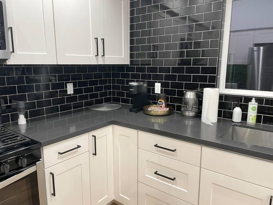 Los Angeles Vacations - Gated private house with own parking Sherman Oaks - Property Image 31
