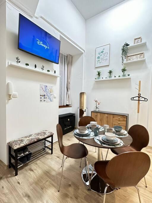 Charming central home in the heart of Budapest - Apartment Baby Loic view 3
