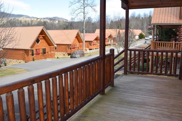 Lovely Cabin-Close To All The Fun! view 3