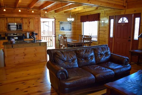 Lovely Cabin-Close To All The Fun! view 4