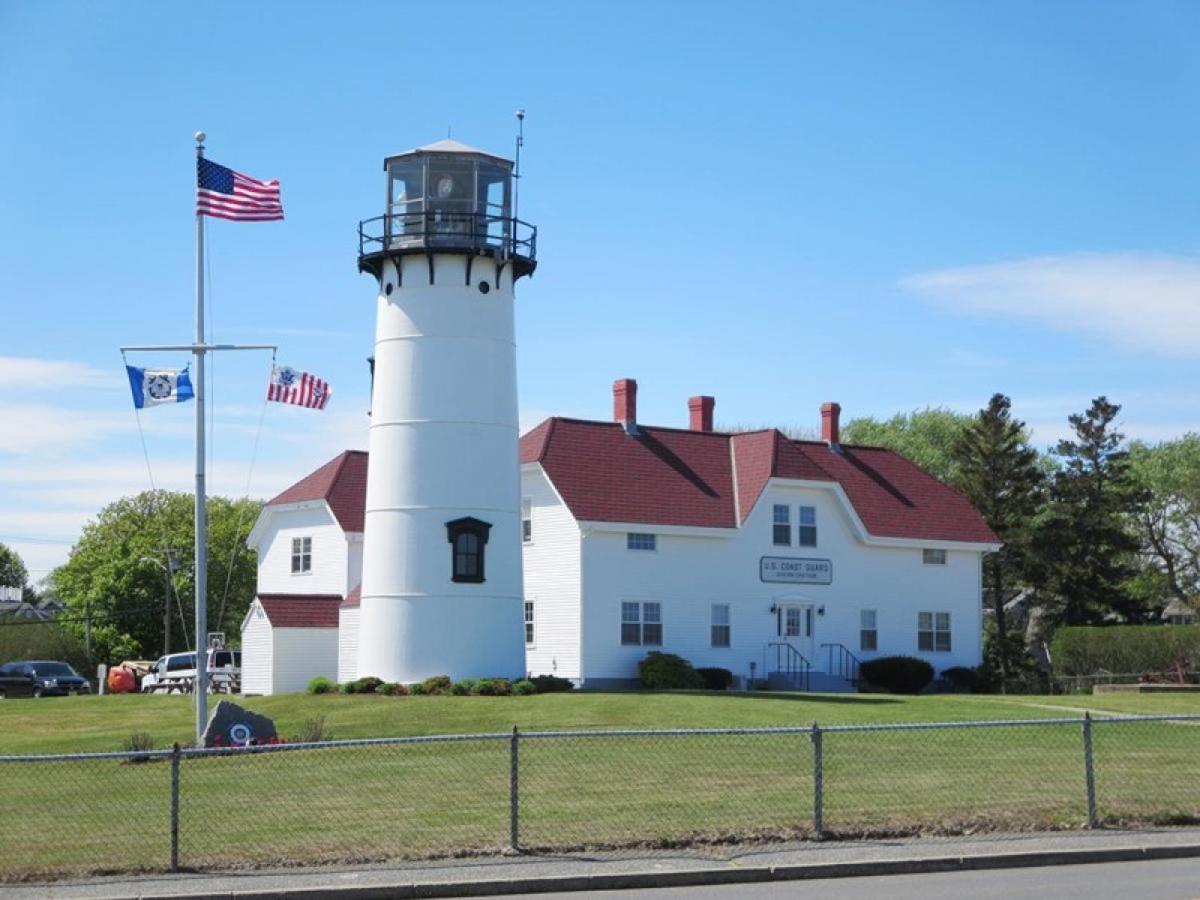 Newly updated home sleeps 7, AC, free WIFI, half mile to town