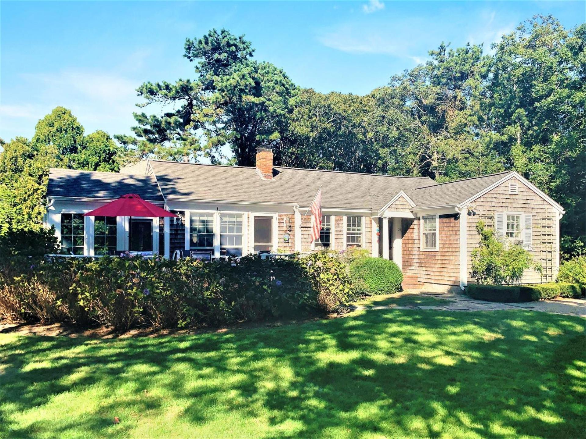 Sea Glass Cottage Near Nantucket Sound Beaches