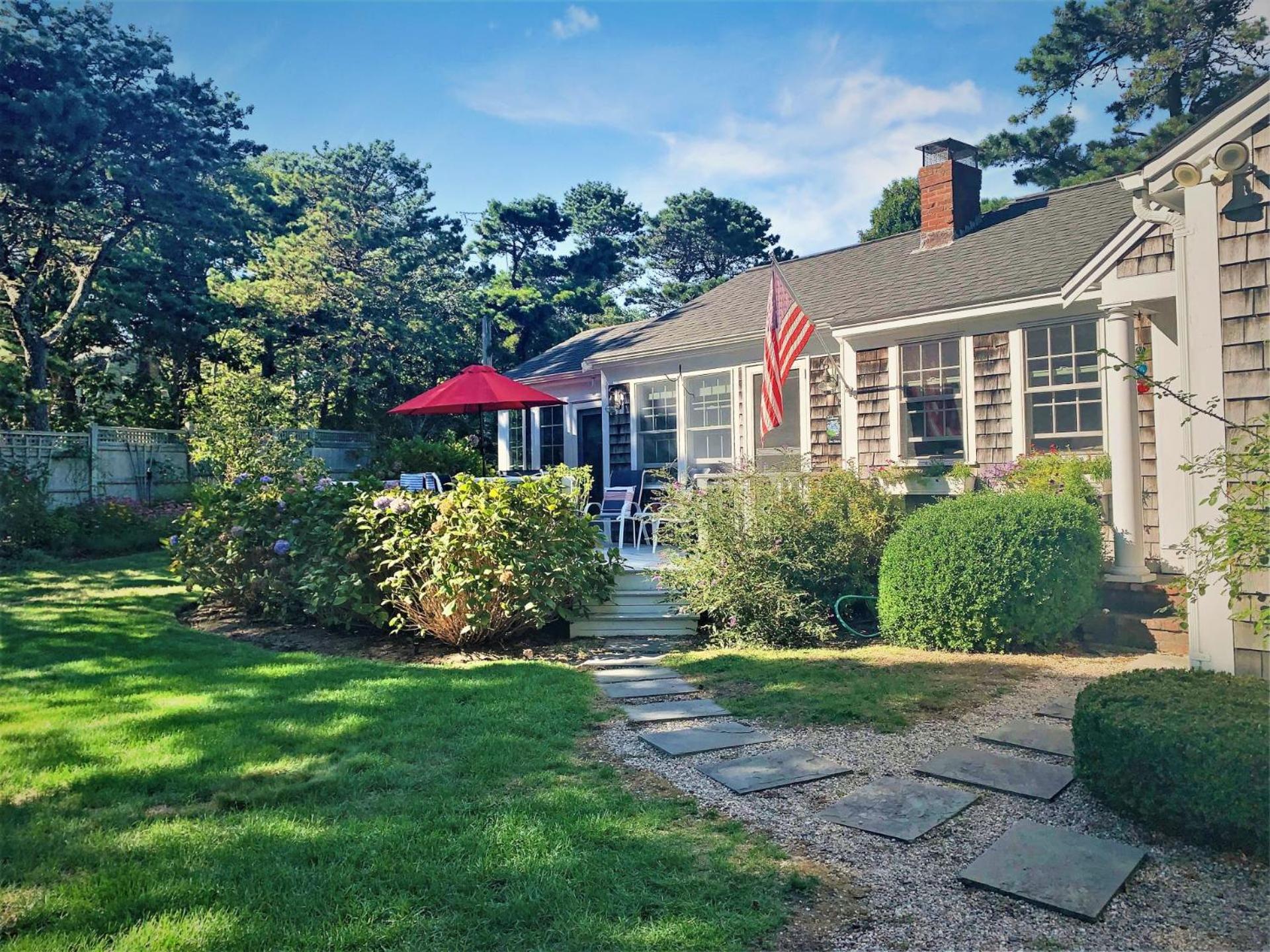 Sea Glass Cottage Near Nantucket Sound Beaches