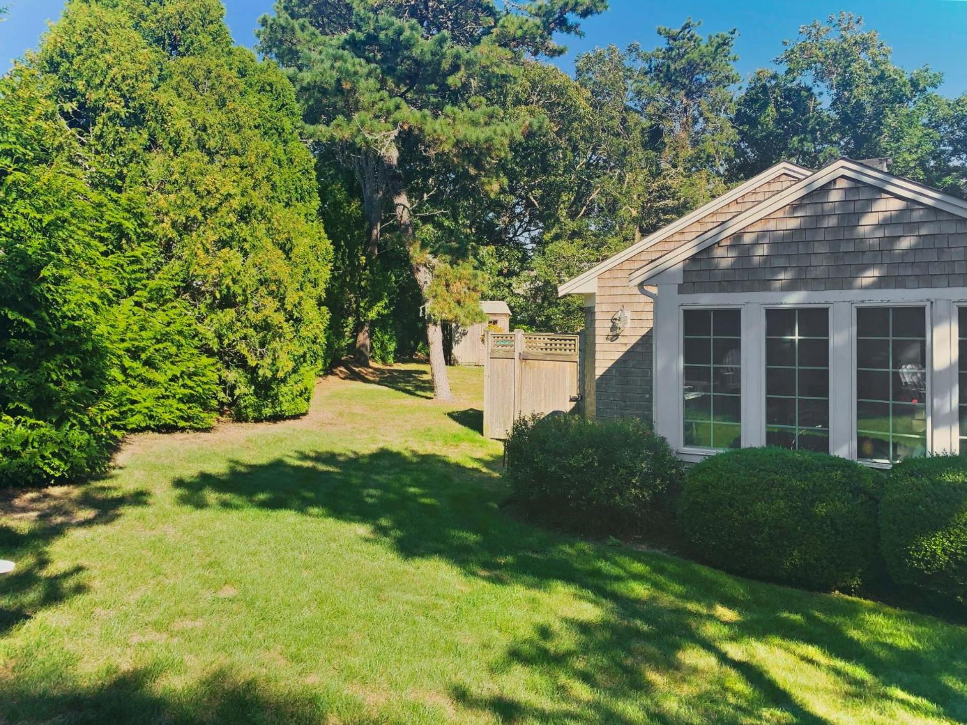 Sea Glass Cottage Near Nantucket Sound Beaches