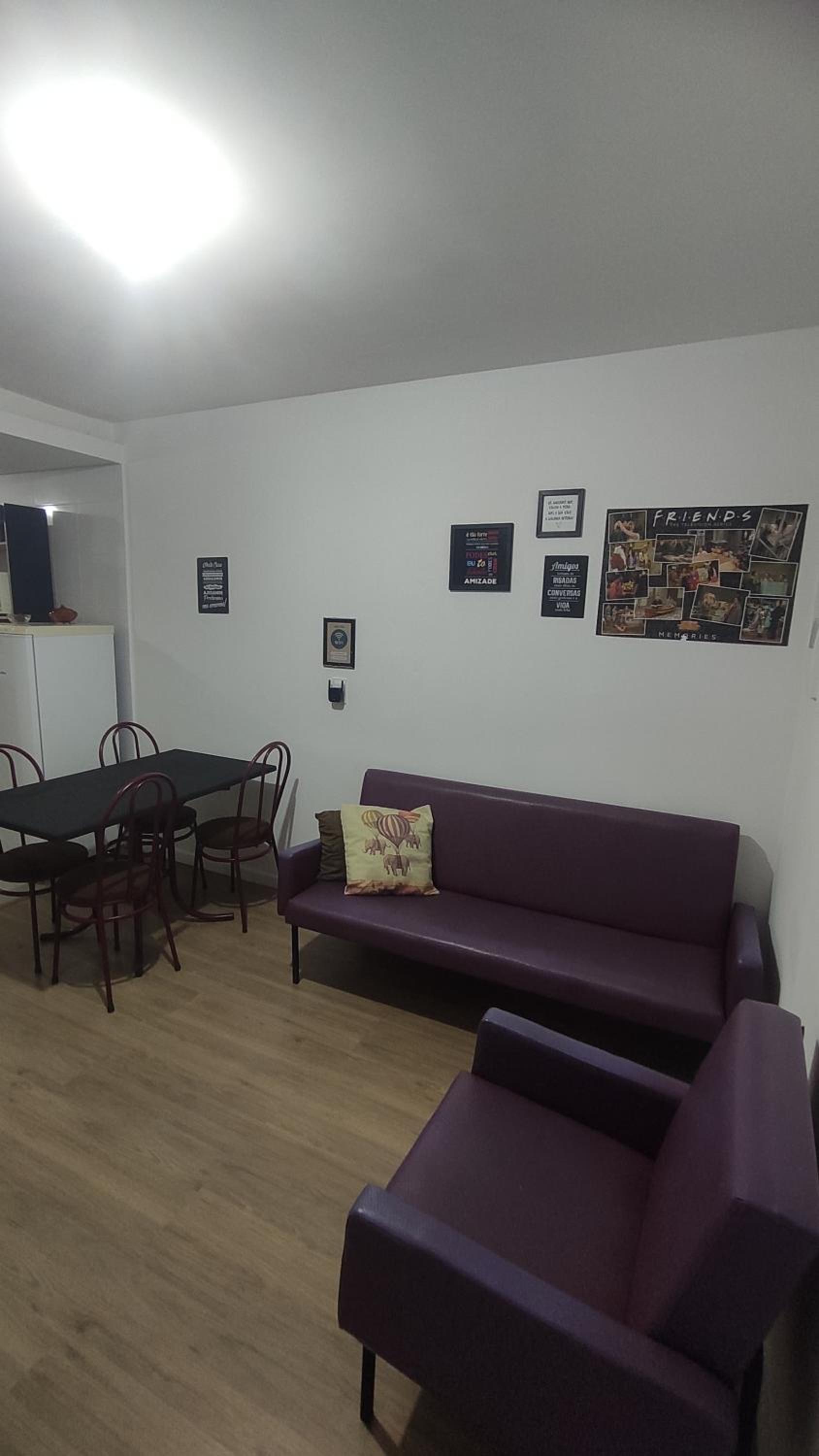 Ap de 2 quartos com AR, wifi e garagem - Bairro tranquilo