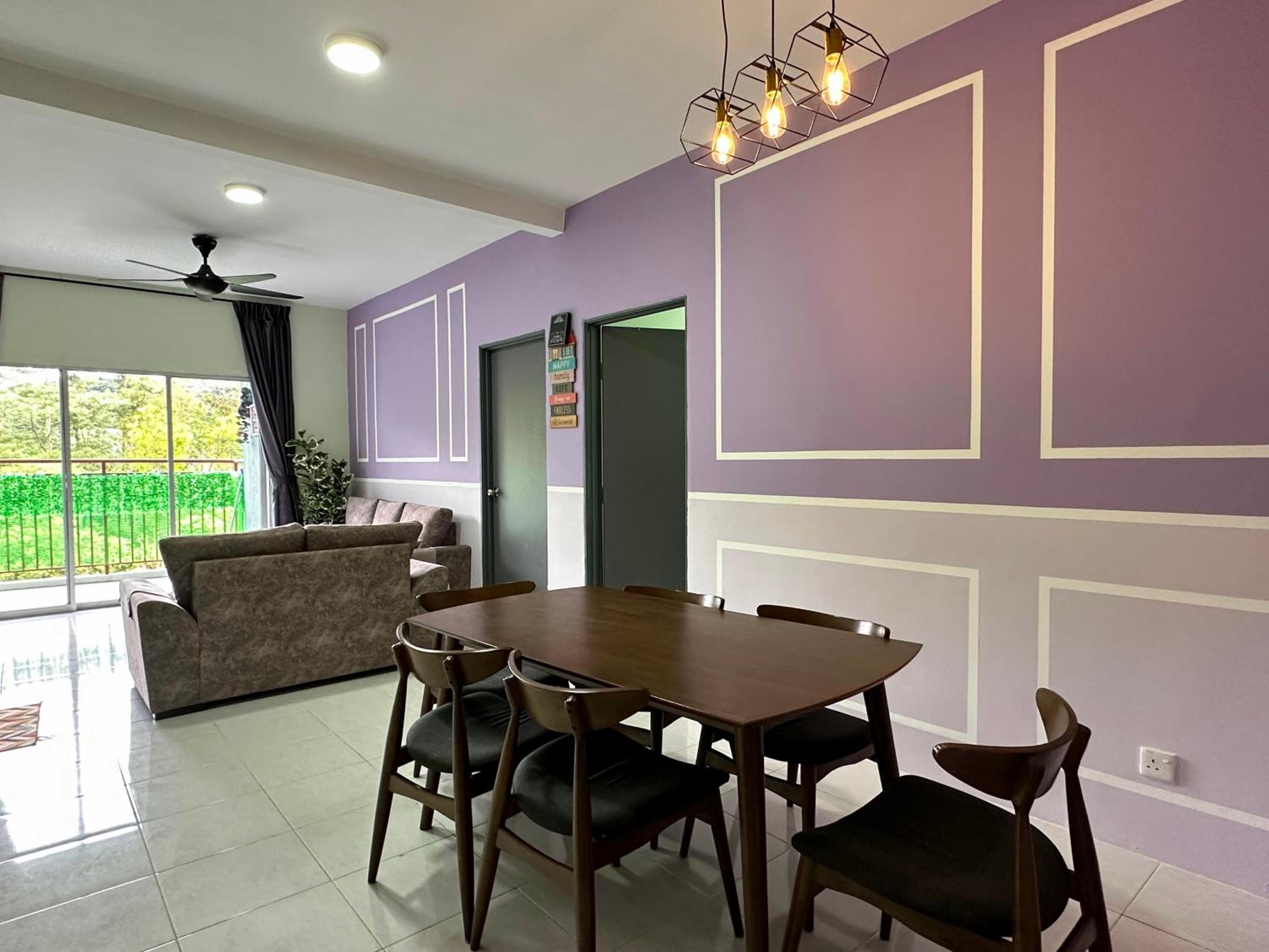 Moonight Luxe Suite, Cameron's Emerald Avenue
