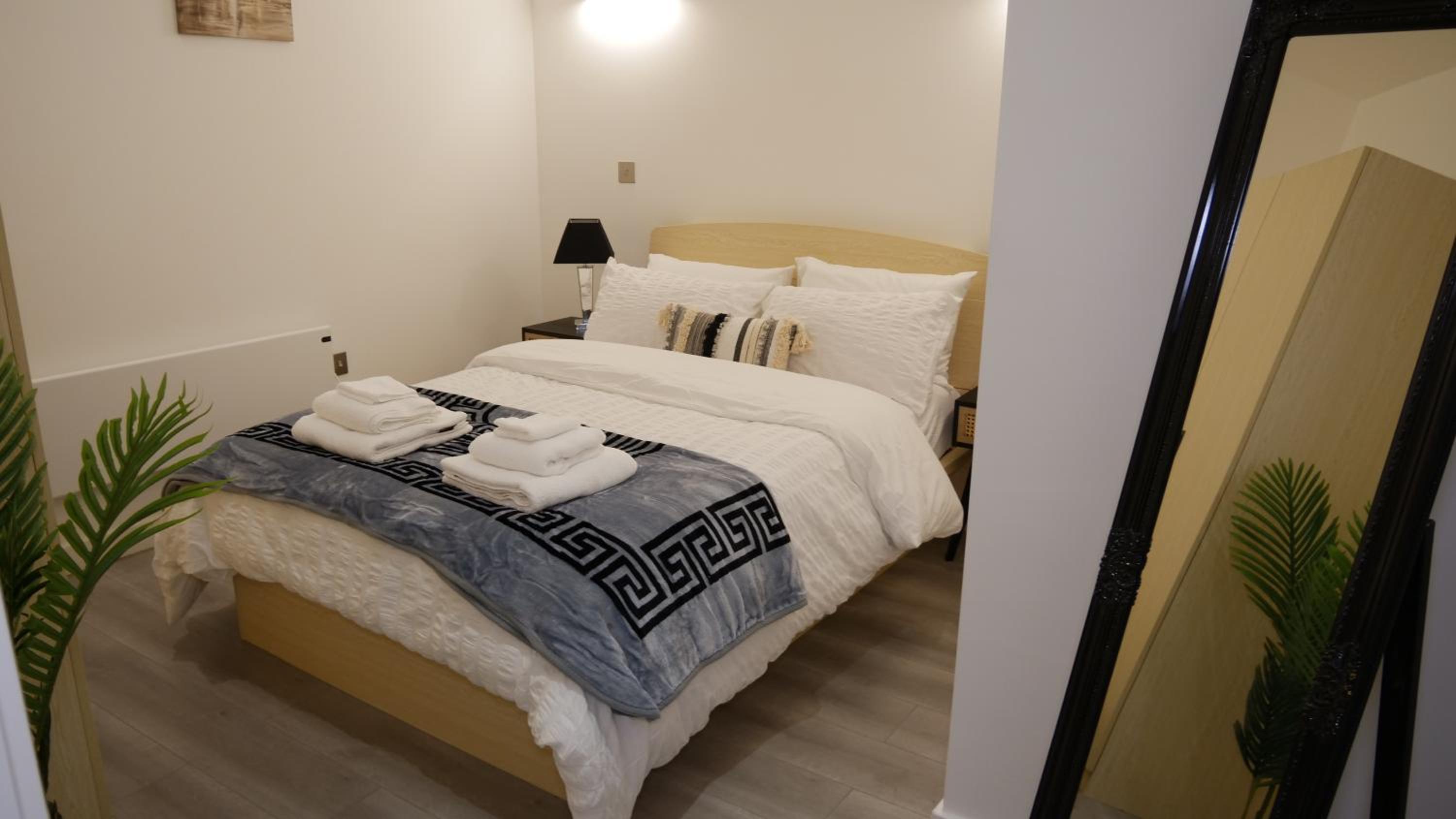 Stylish 2 bedrooms, 2 bathrooms with workspace in Milton Keynes view 4