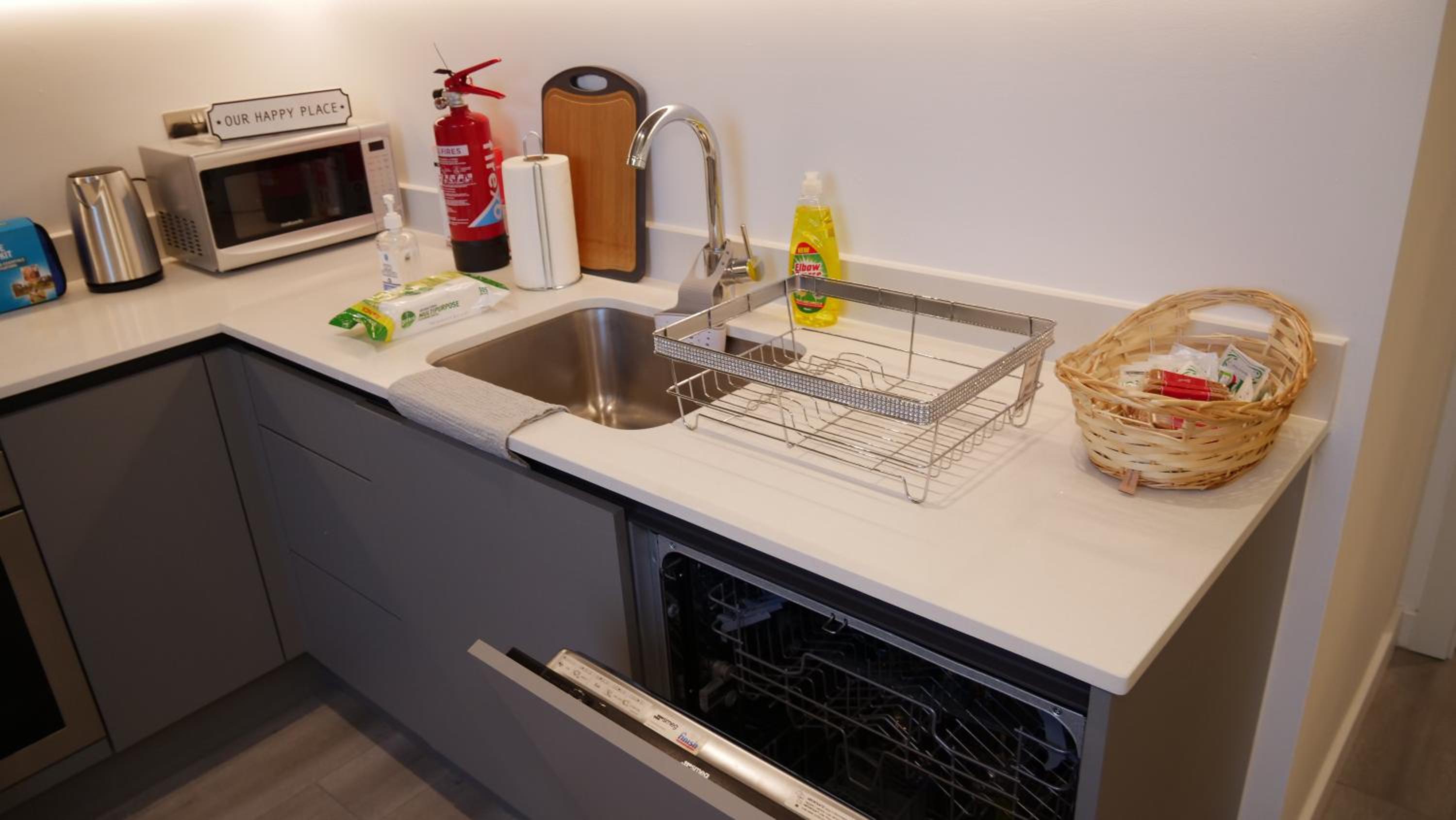 Stylish 2 bedrooms, 2 bathrooms with workspace in Milton Keynes view 5