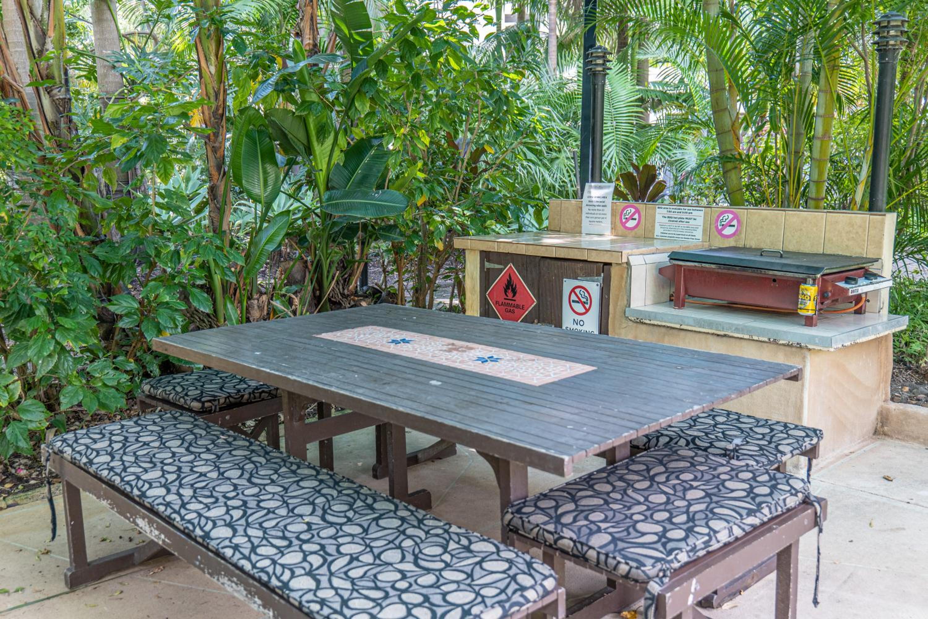 HEART OF BURLEIGH Holiday Villa - Perfect Location with Pools