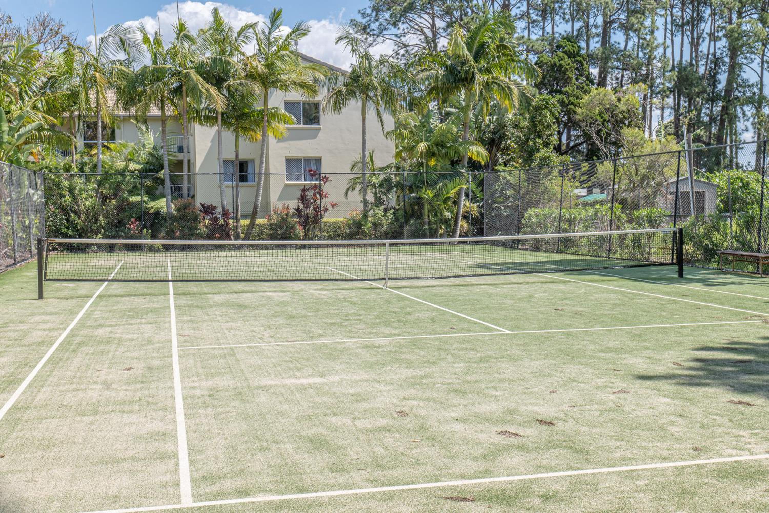 HEART OF BURLEIGH Holiday Villa - Perfect Location with Pools