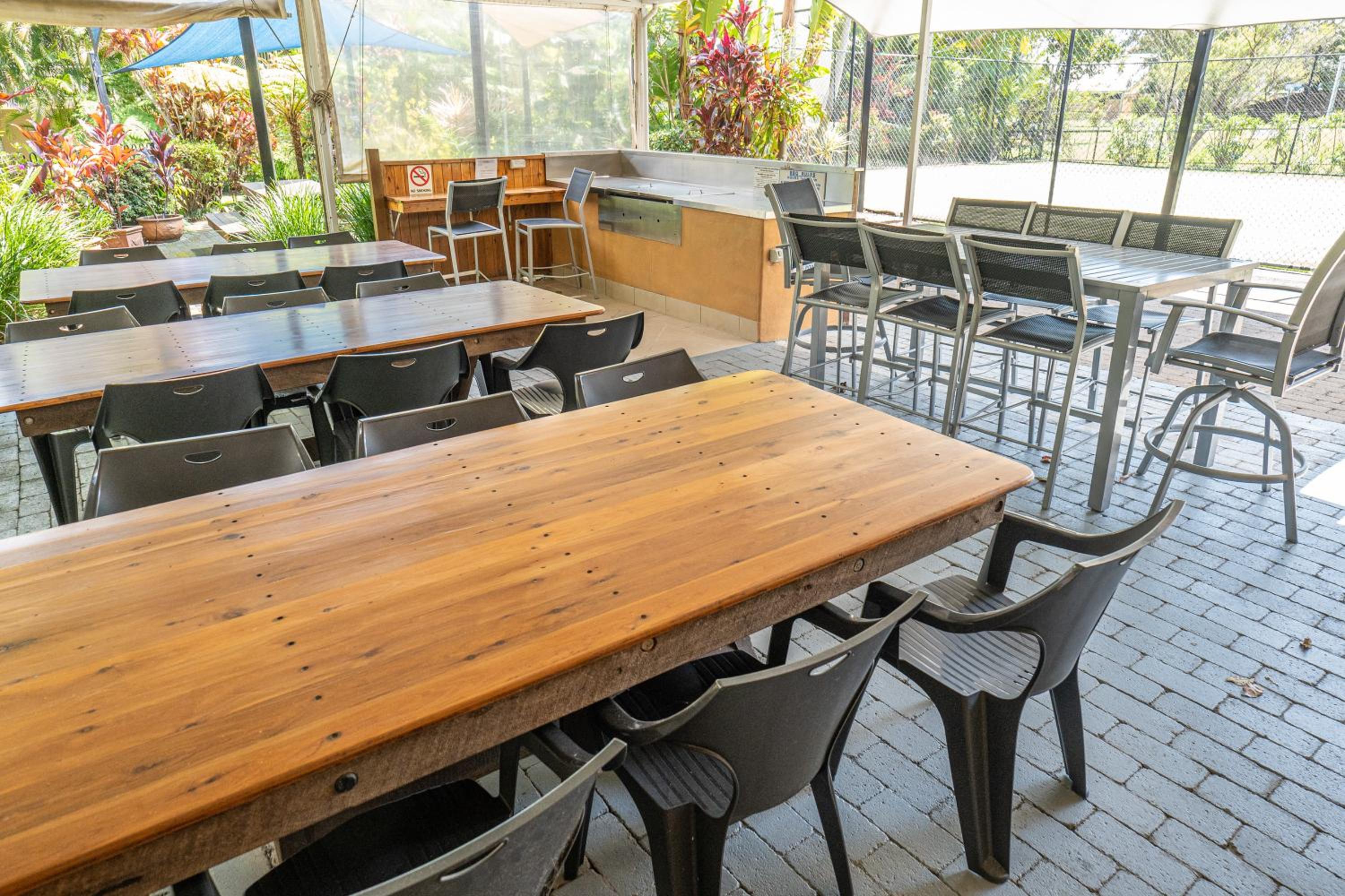HEART OF BURLEIGH Holiday Villa - Perfect Location with Pools