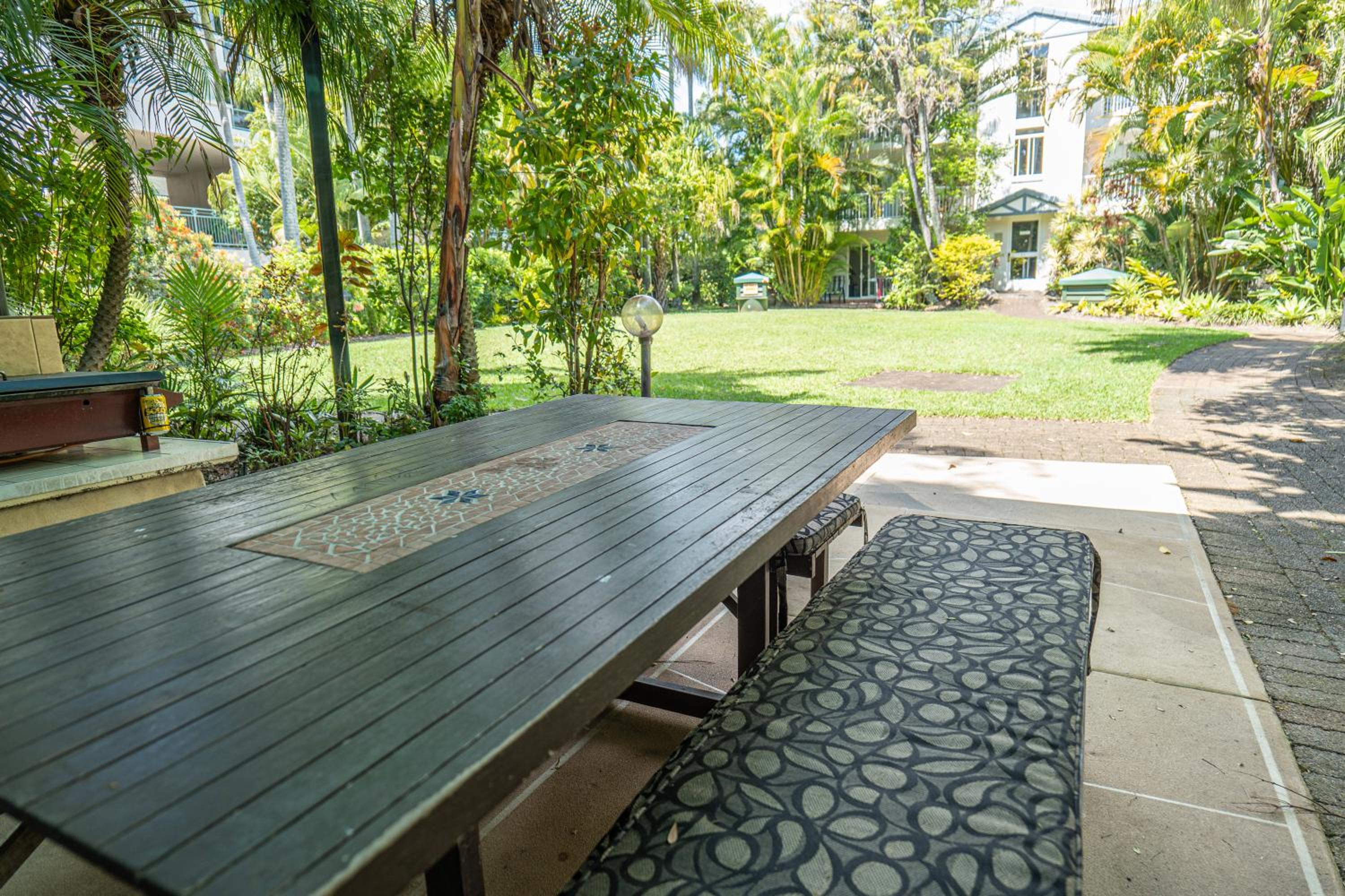 HEART OF BURLEIGH Holiday Villa - Perfect Location with Pools
